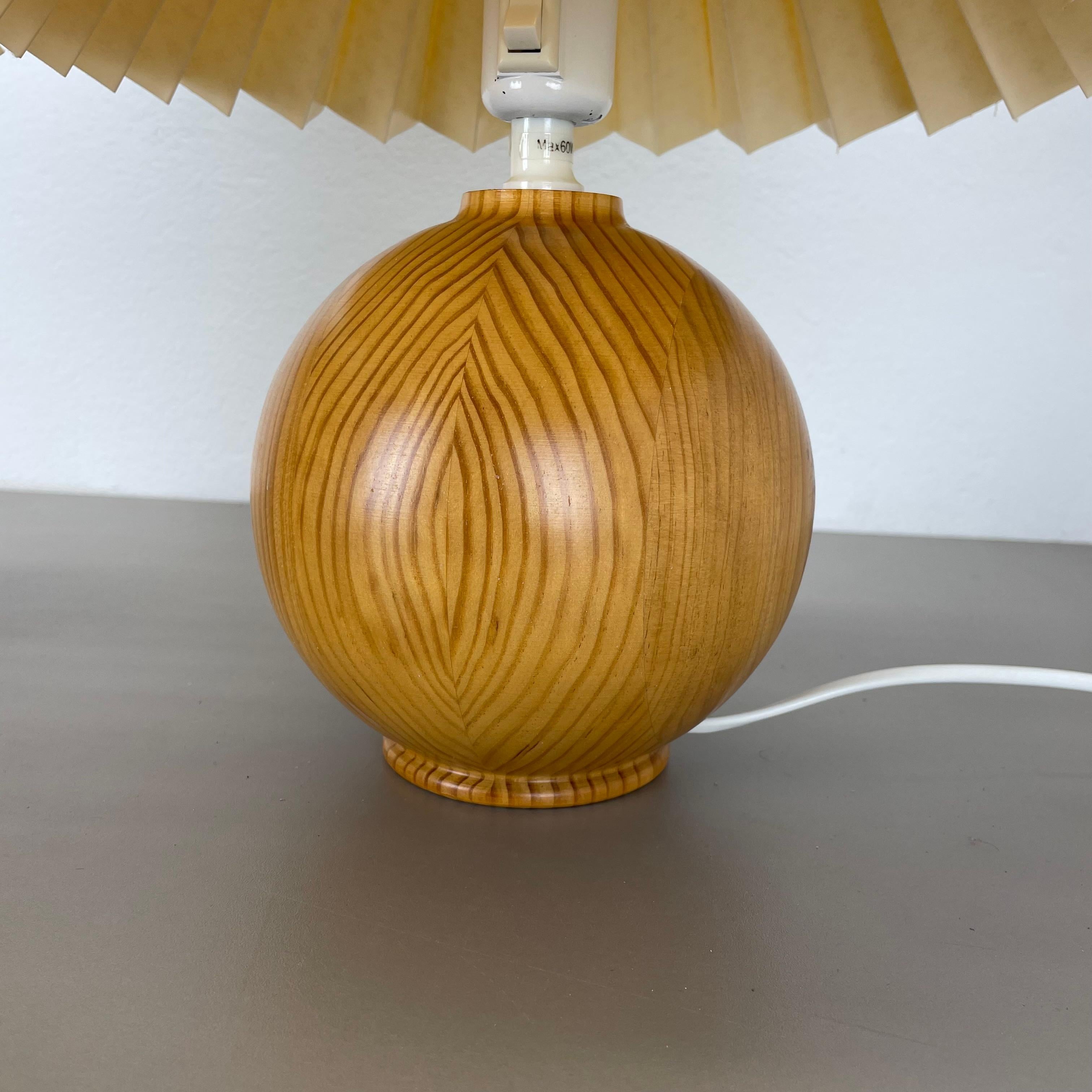 set of 2 Pierre CHAPO Style solid pine wood ball form table lights, Sweden 1970s For Sale 7