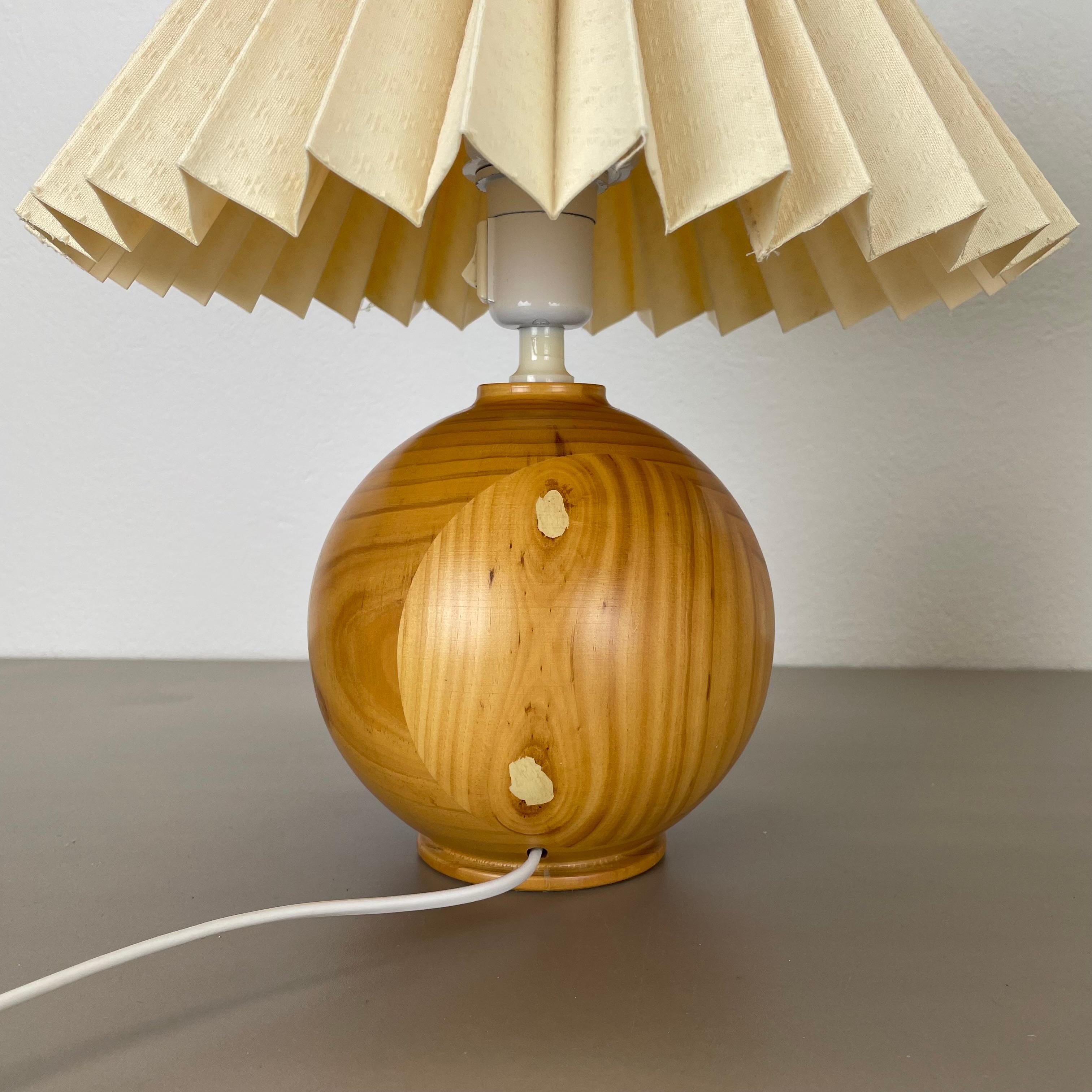 Ensemble de 2 lampes de table en forme de boule en pin massif, Suède, années 1970 en vente 10