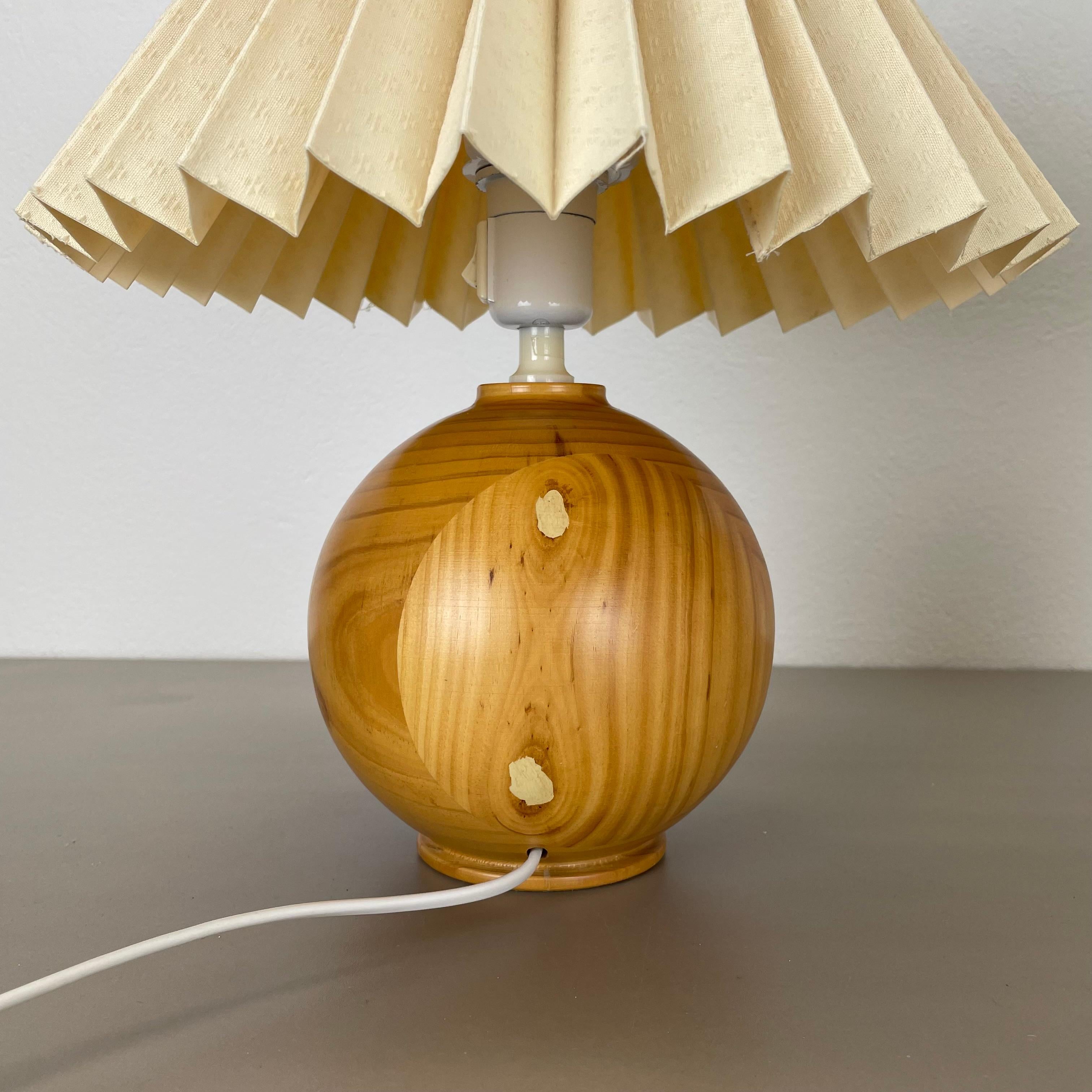 set of 2 Pierre CHAPO Style solid pine wood ball form table lights, Sweden 1970s For Sale 10