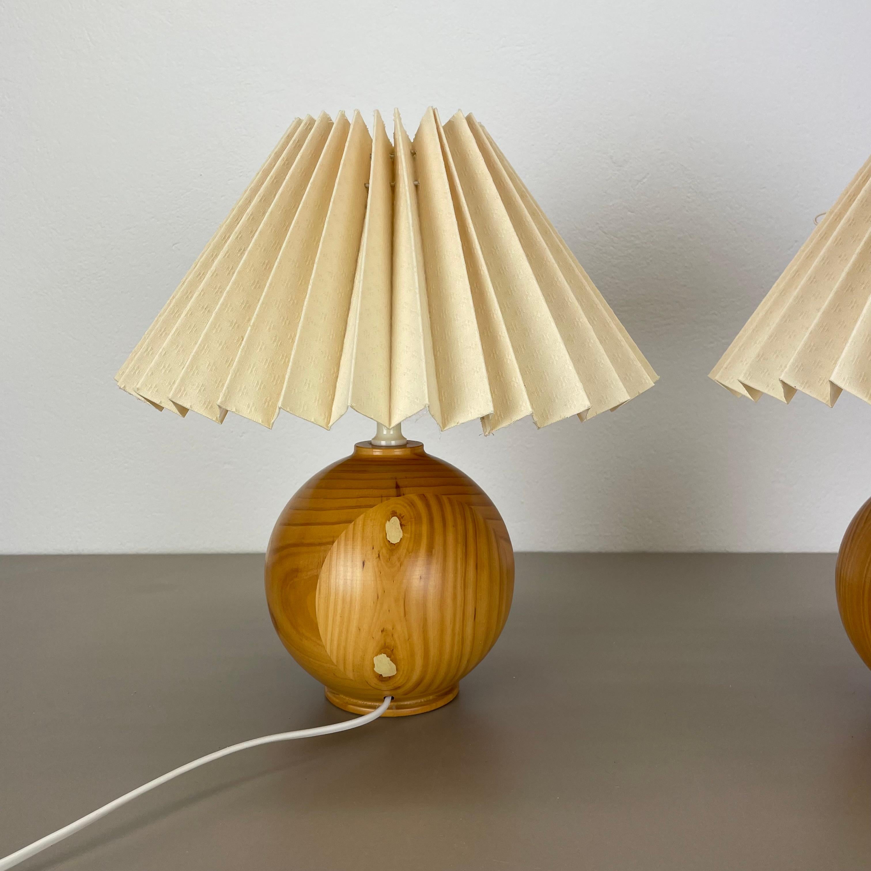 set of 2 Pierre CHAPO Style solid pine wood ball form table lights, Sweden 1970s For Sale 11