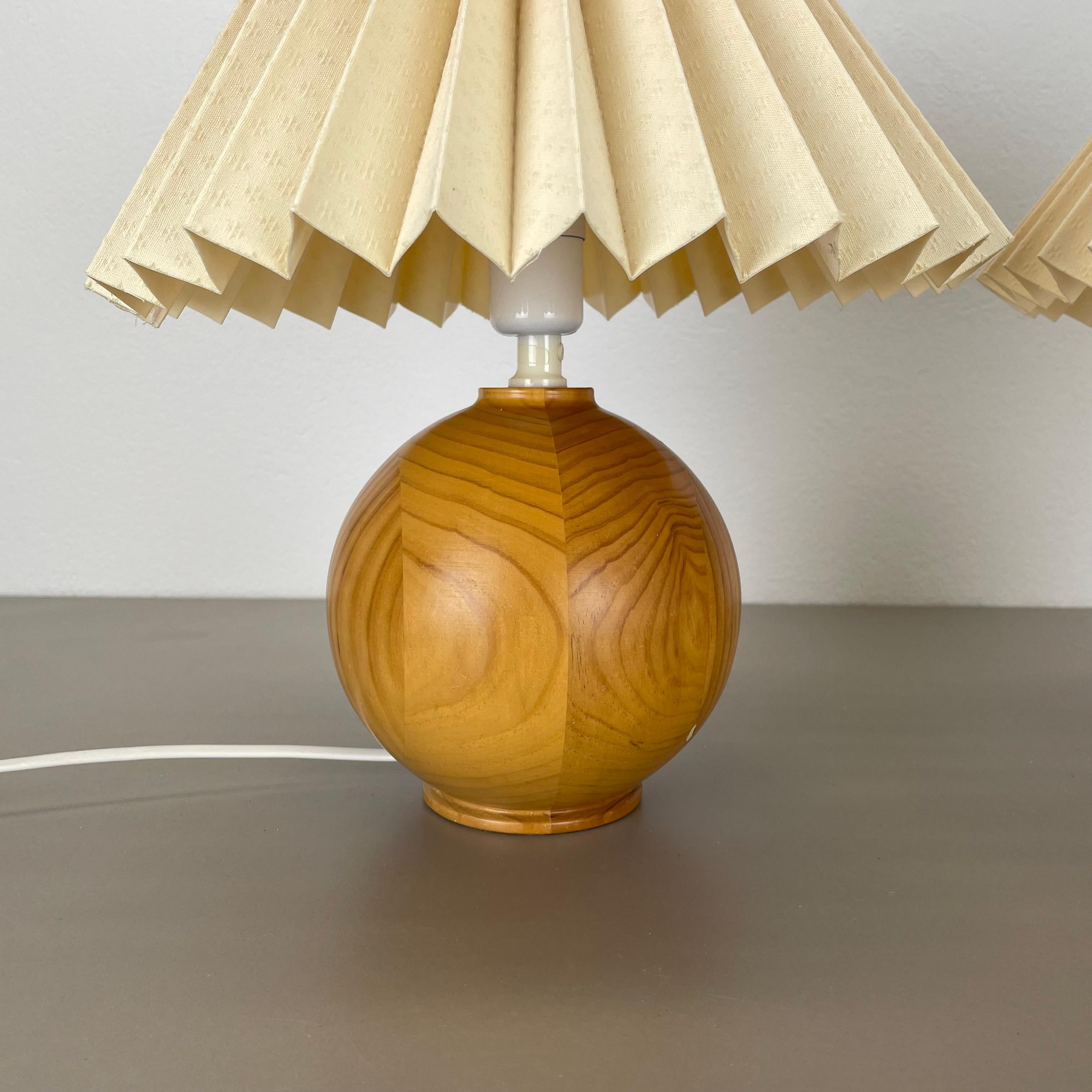 Swedish set of 2 Pierre CHAPO Style solid pine wood ball form table lights, Sweden 1970s For Sale