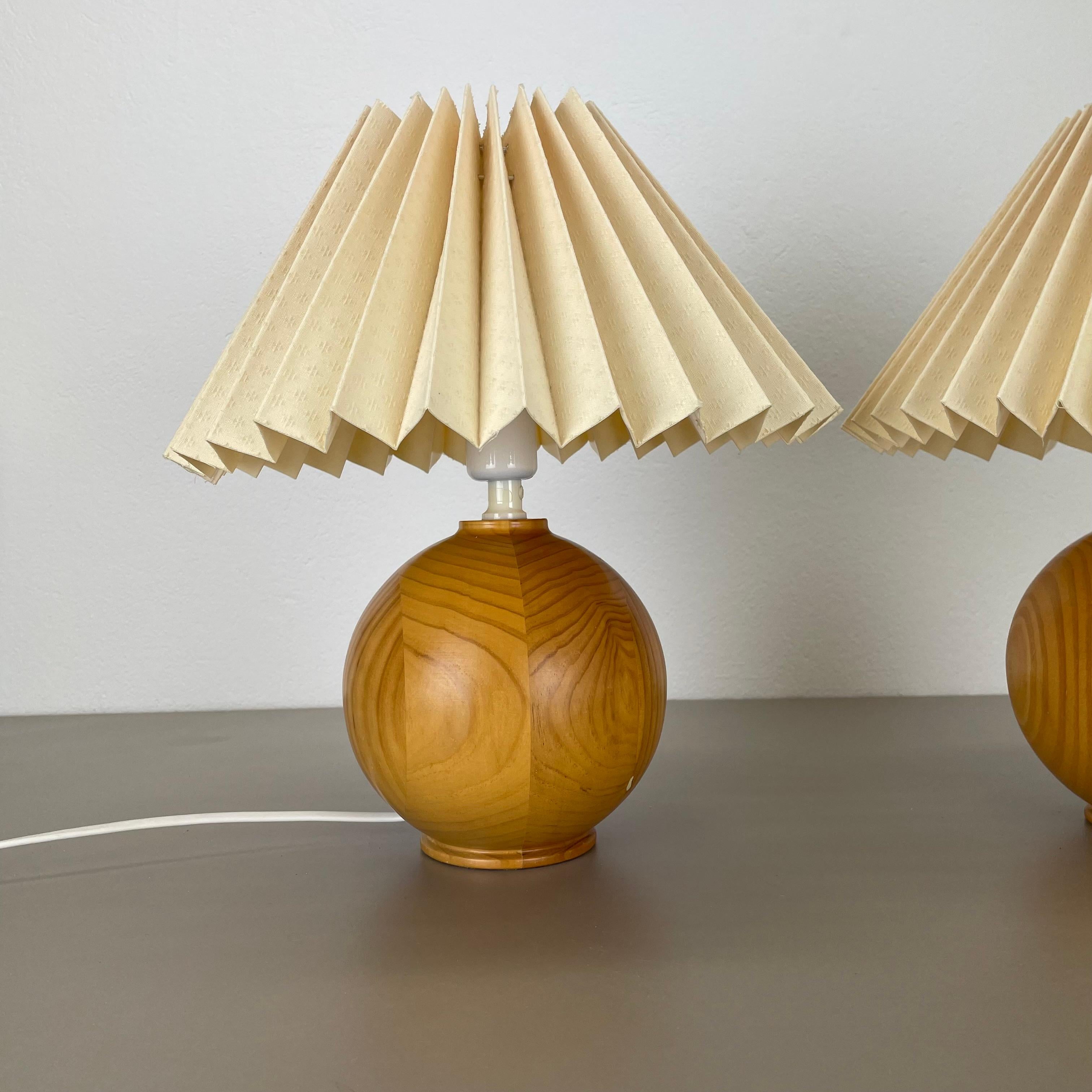 set of 2 Pierre CHAPO Style solid pine wood ball form table lights, Sweden 1970s In Good Condition For Sale In Kirchlengern, DE
