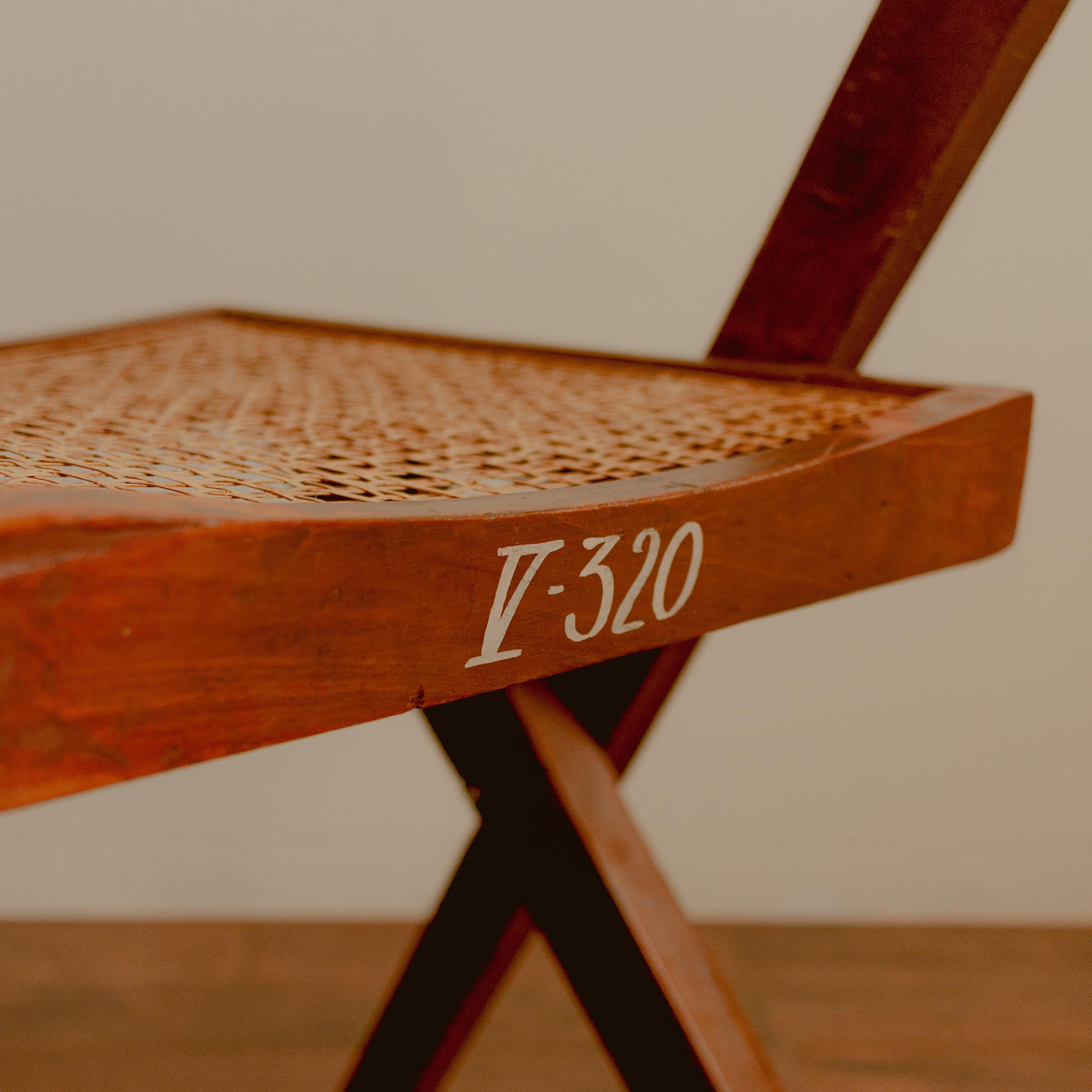 Milieu du XXe siècle Ensemble de 2 chaises de bibliothèque Pierre Jeanneret en vente