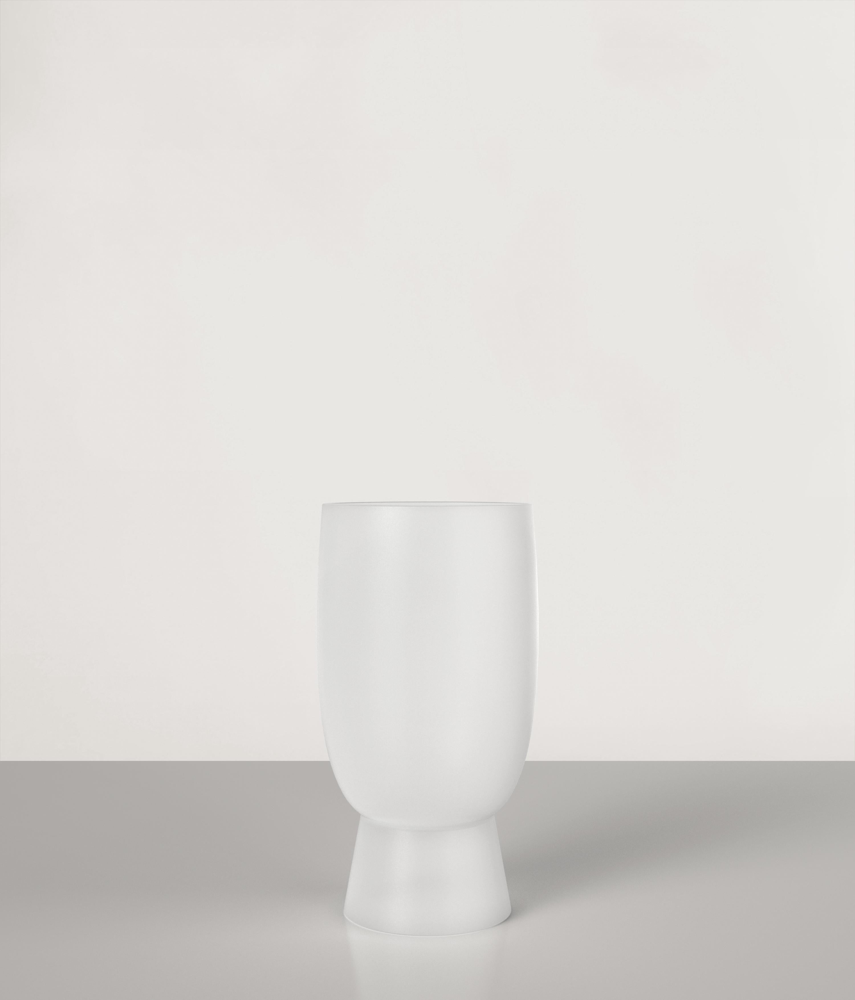 2er-Set Pigalle V1 und V2 Gläser von Edizione Limitata
Limitierte Auflage von 1000 Stück. Signiert und nummeriert.
Abmessungen: D8,5 x H15,6// H11,7 cm
MATERIALIEN: Geschliffenes Glas

Pigalle ist eine Serie von Gläsern des 21. Jahrhunderts, die von