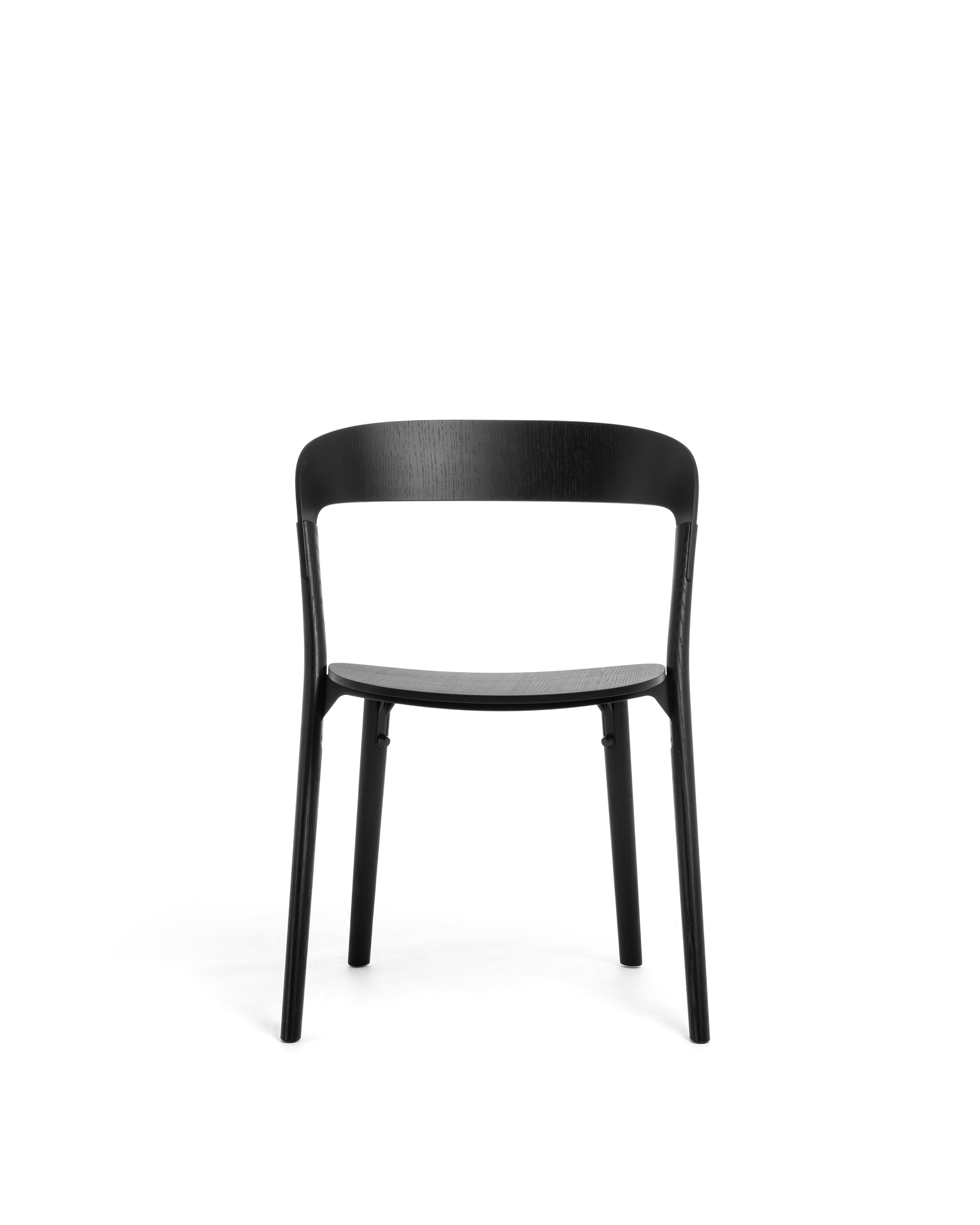 Minimalismus und Essenz sind die Schlüsselwörter, die Ronan & Erwan Bouroullec
für das Design von Pila inspiriert wurden. Der Sitz und die Rückenlehne des Pila-Stuhls aus Sperrholz werden von vier sehr dünnen Beinen aus Massivholz getragen, die