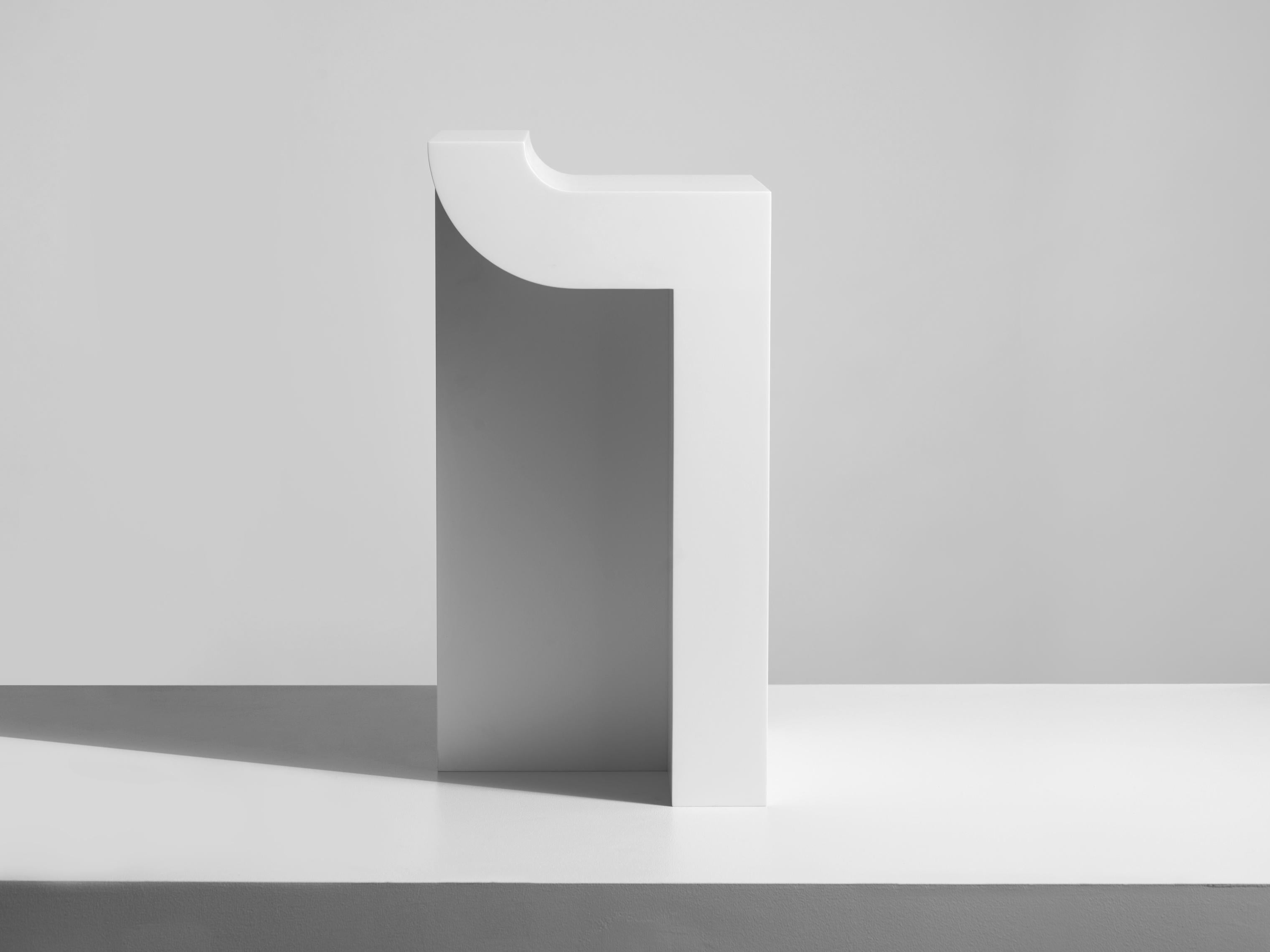 Set aus 2 skulpturalen Pilast-Beistelltischen von SNICKERIET (Moderne) im Angebot