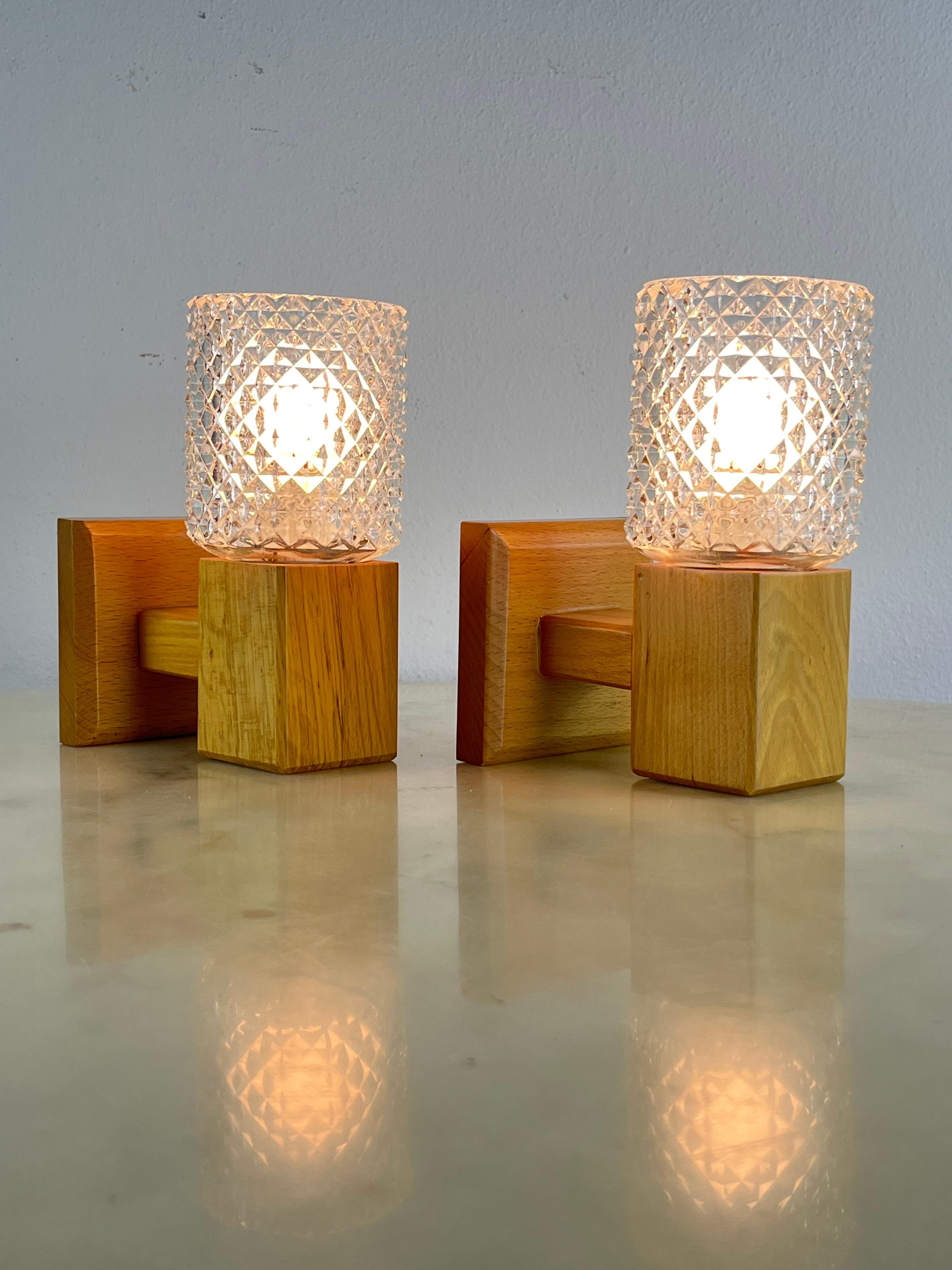 Set of 2 pine wood and glass sconce wall lamps Mid-Century Denmark 1960s
Intact and working, E27 lamps.
 
We guarantee careful packaging and ship with our partner DHL, insuring the value of the shipment which will be fully refunded in the event of