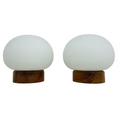 Conjunto de 2 lámparas de mesa de madera de pino y cristal opalino , años 70