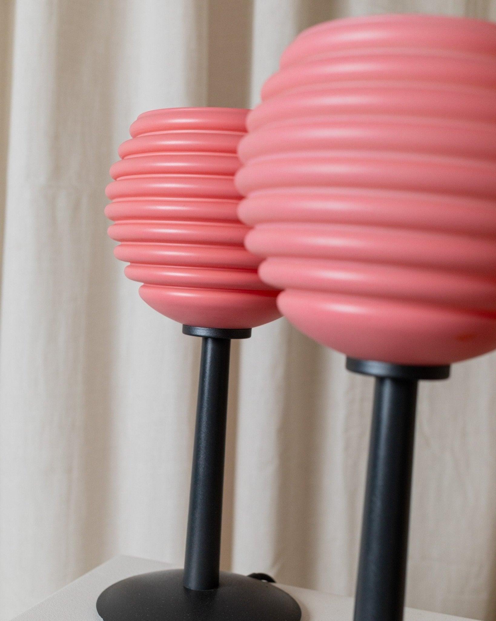 Juego de 2 Lámparas de Mesa de Cristal Rosa Diseño Space Age Italia, Años 80 Era espacial en venta