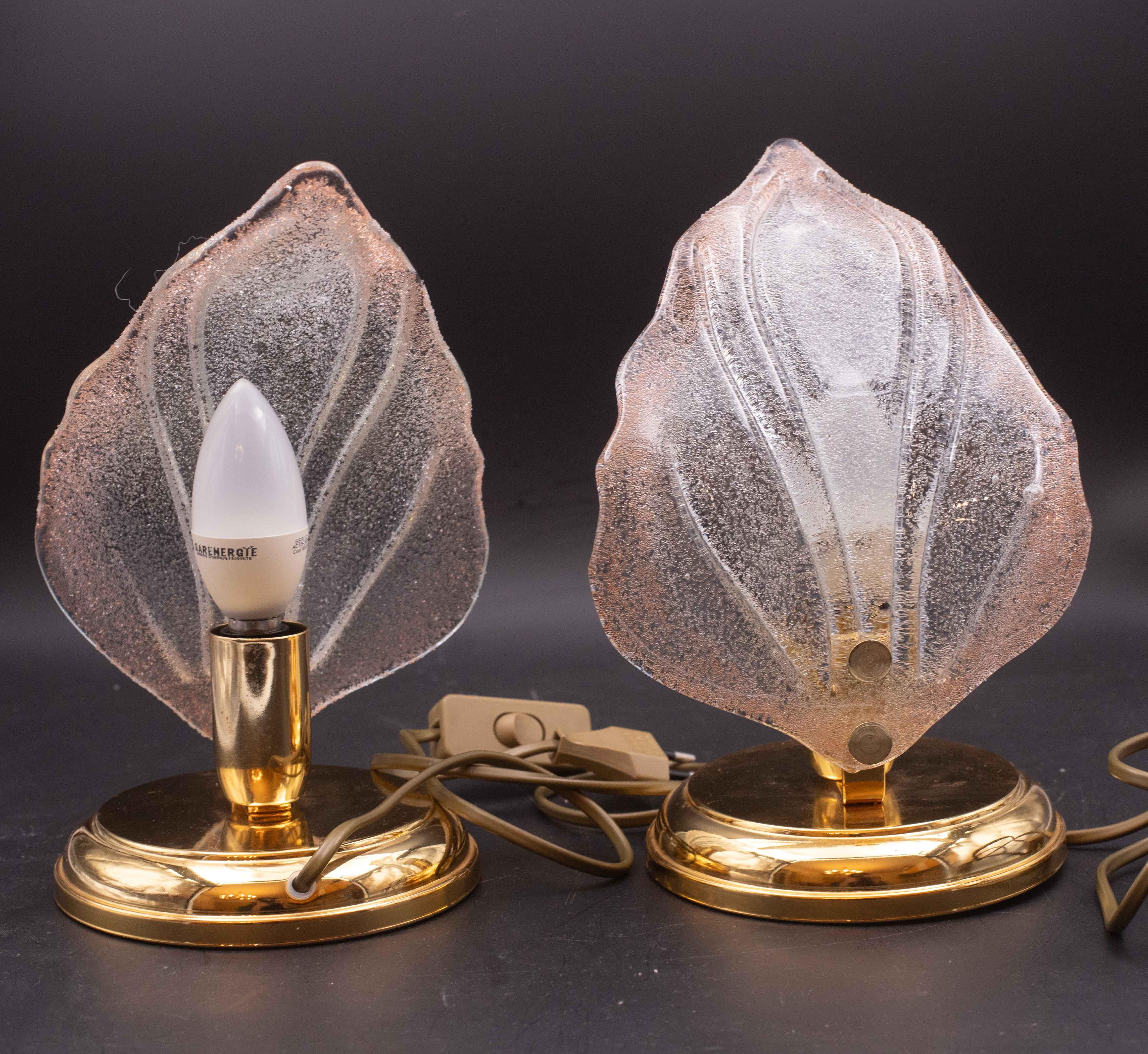 Juego de 2 lámparas de sobremesa rosas con hojas de cristal de Murano, años 80 en venta 7