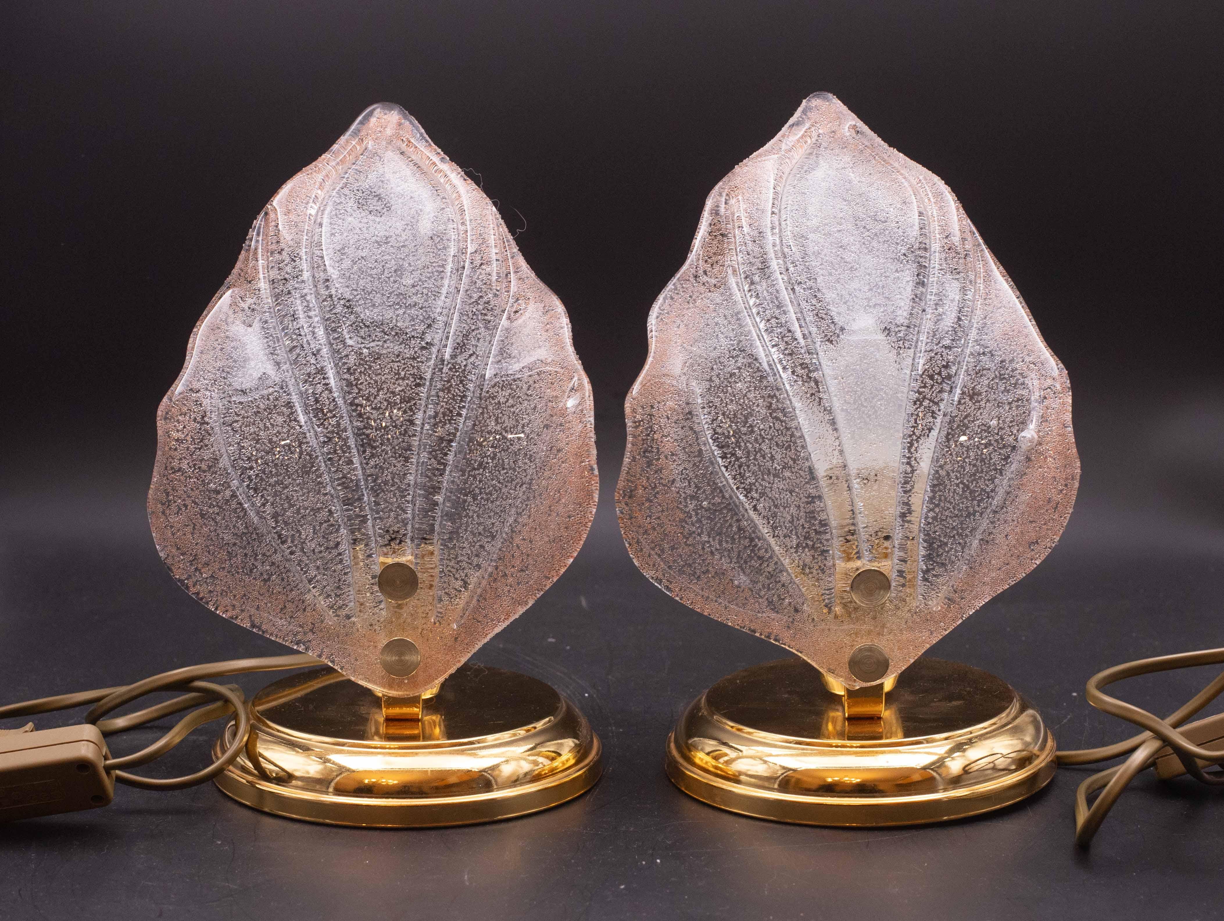 Impresionante conjunto de 2 mesa de Murano con un hermoso cristal de Murano dejar...
Acomoda una bombilla de rosca E14, normas europeas, posible sustitución por norma Us.
15,5 cm de ancho
Altura 23 cm
Excelente estado vintage