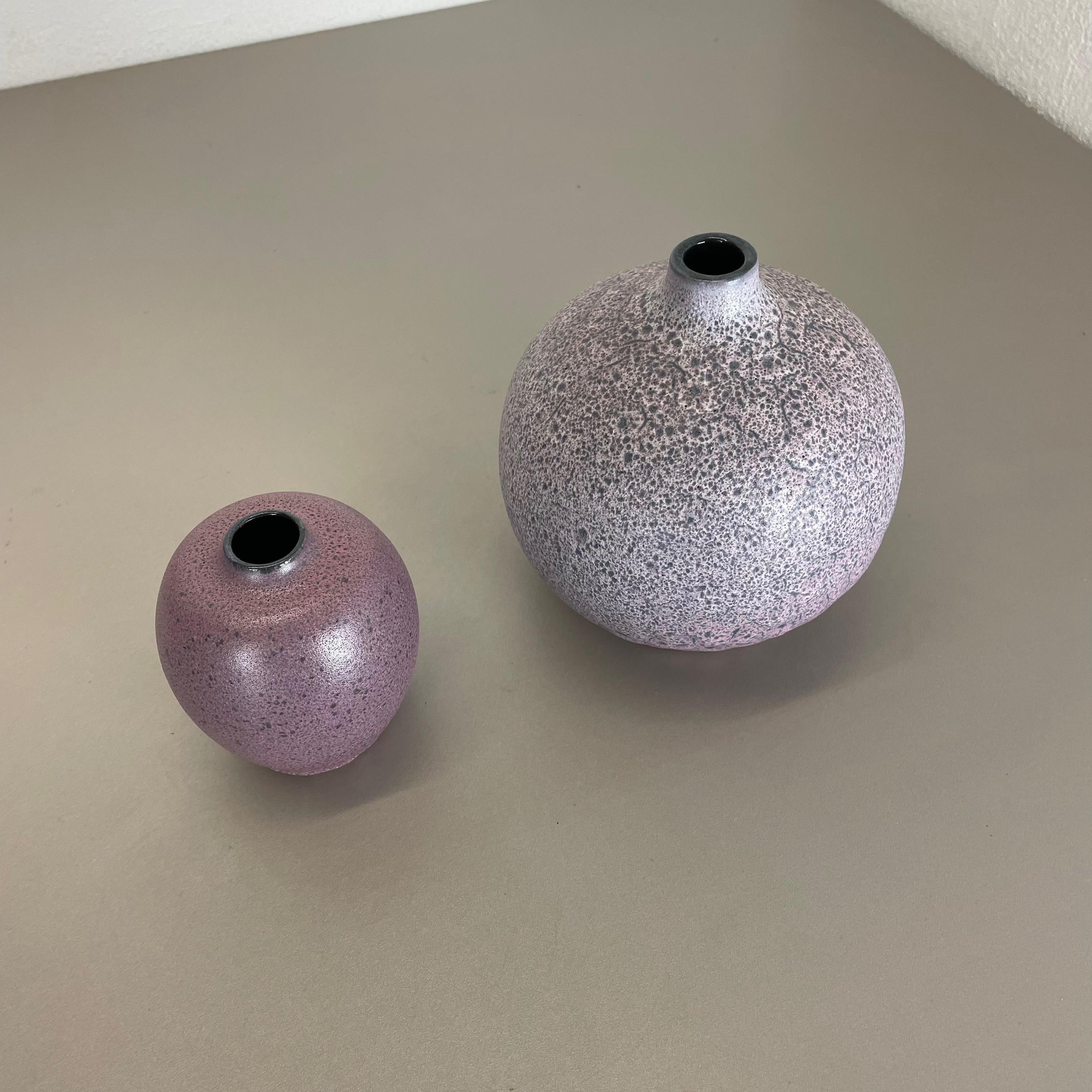Set of 2 Pink Purple Ceramic Pottery Vase Objects by Römhild, GDR Germany 1970 In Good Condition For Sale In Kirchlengern, DE