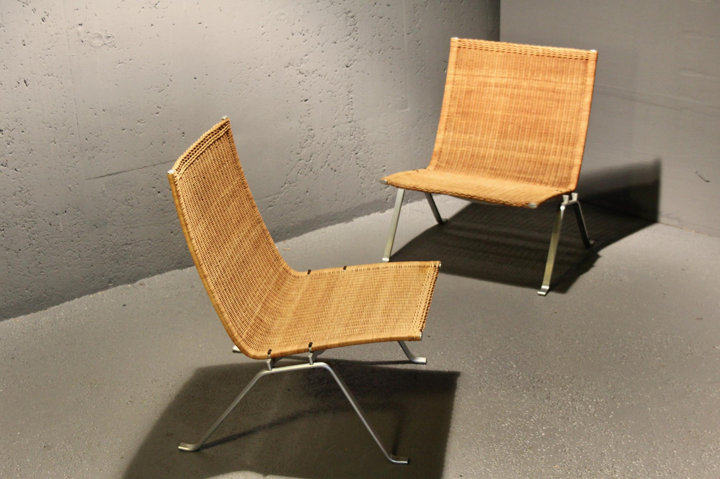 Set di due sedie PK 22 di Poul Kjaerholm, Danimarca, 1955.  Un raro set di sedie da salotto PK22 di Poul Kjærholm, prodotto da E. Kold Christensen prima che la produzione fosse rilevata da Fritz Hansen. Si tratta di primi esemplari con i loro sedili