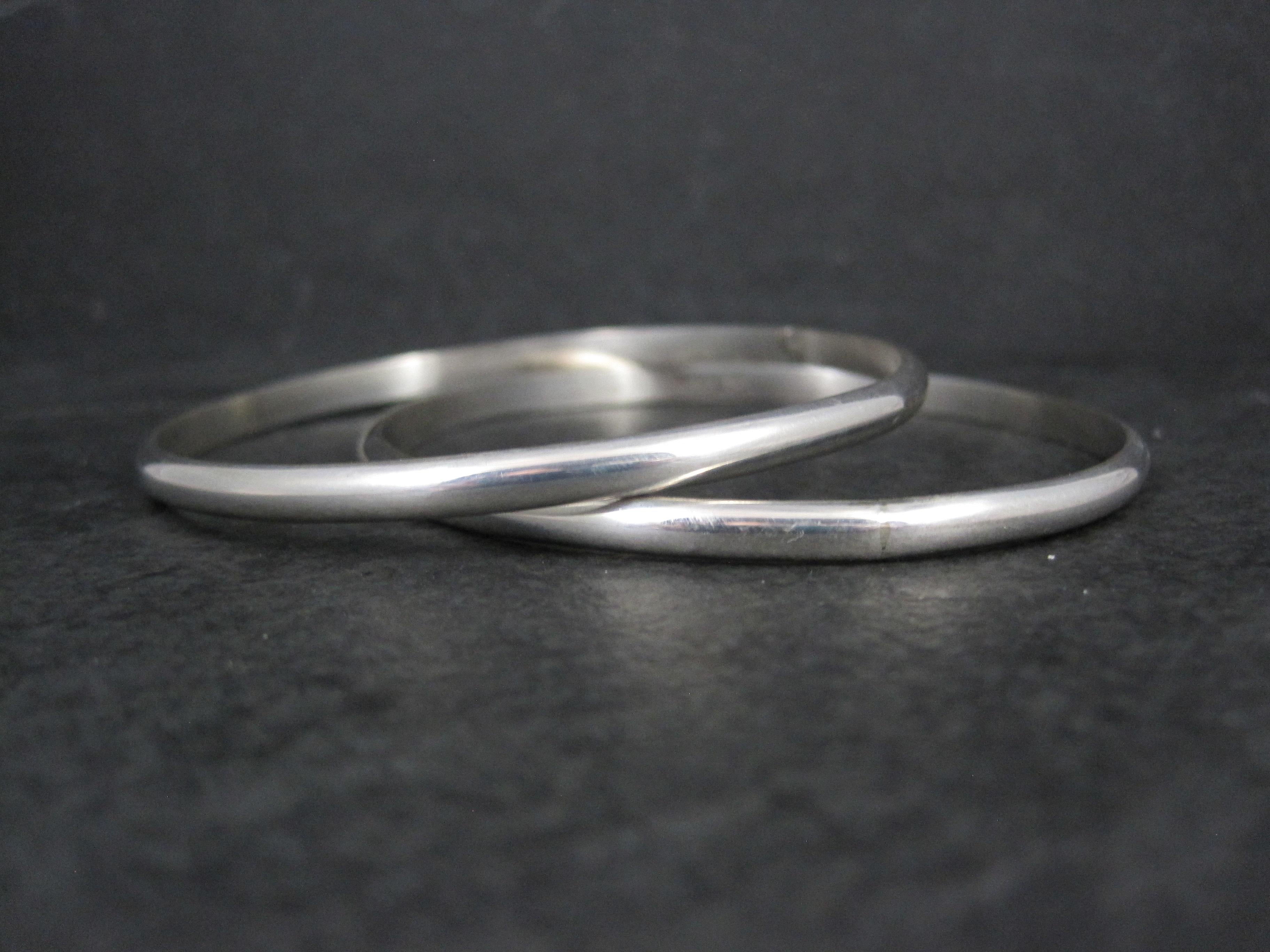 Questi bellissimi braccialetti Navajo sono in argento sterling.
Misure:
4 mm di larghezza
2 pollici e mezzo di diametro
7 3/4 pollici di circonferenza
Peso: 28 grammi

Marchi: Sterling, TAHE

Condizioni: Eccellente