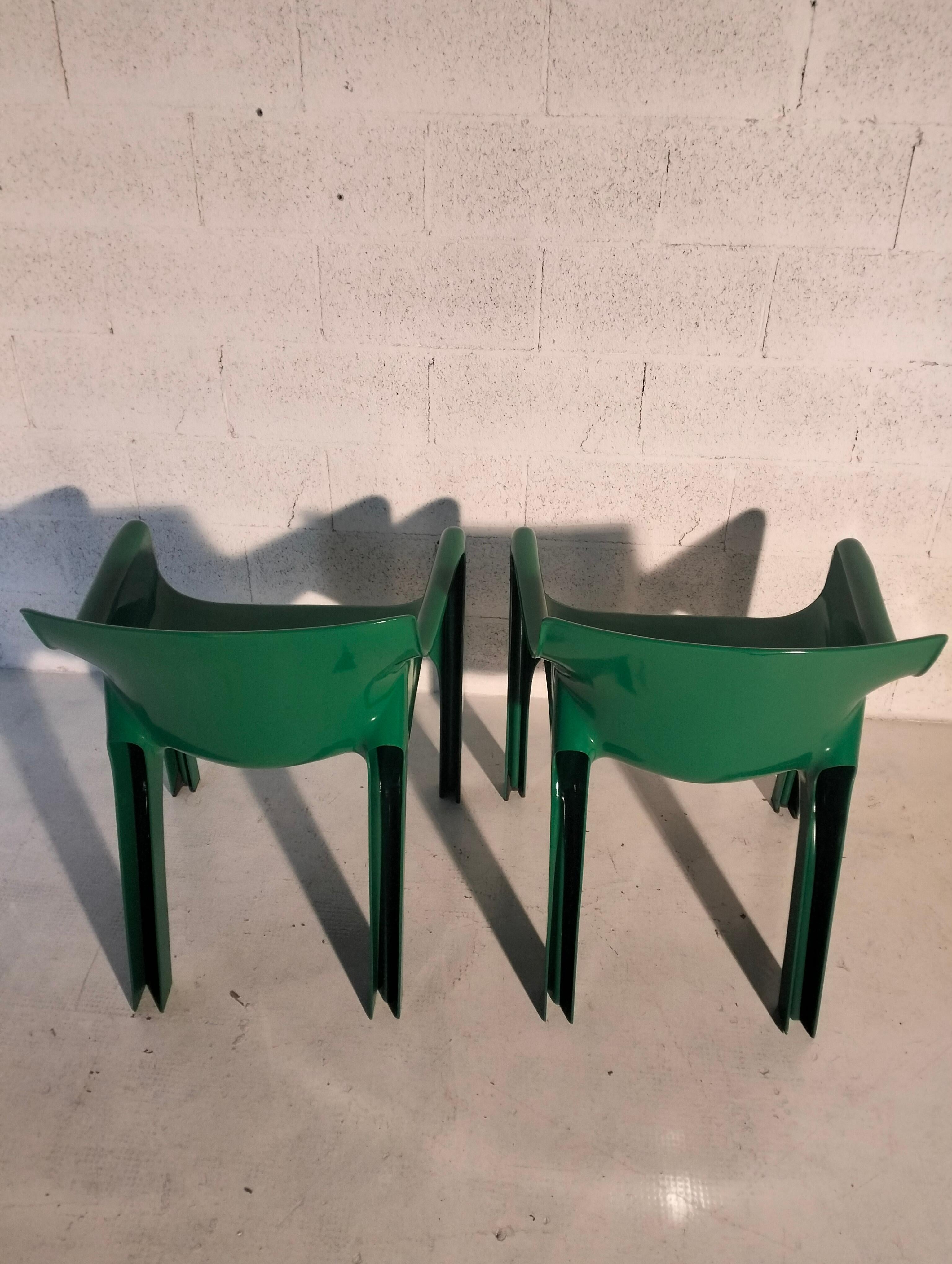 Set of 2 plastic armchairs Gaudì mod. by V. Magistretti for Artemide  70's For Sale 3