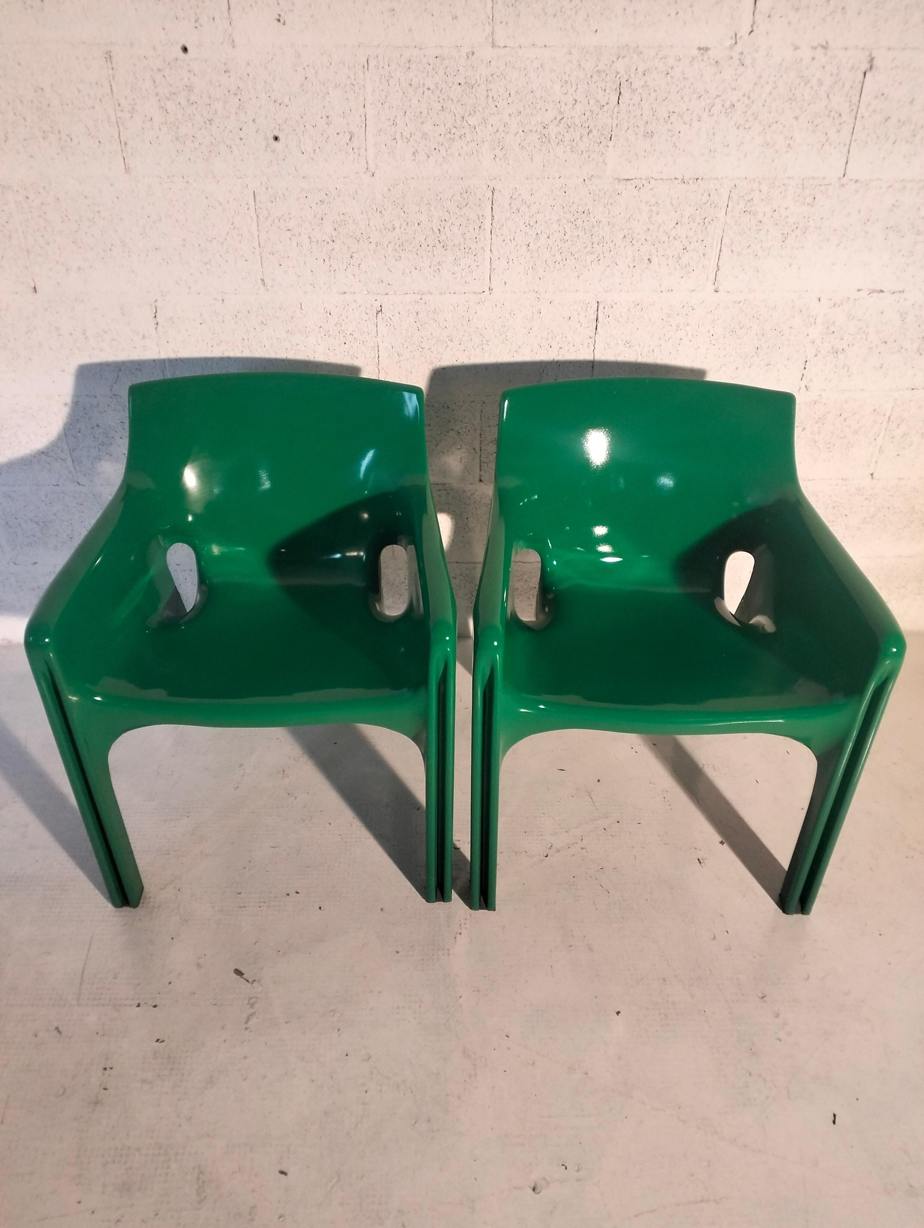 Set of 2 plastic armchairs Gaudì mod. by V. Magistretti for Artemide  70's For Sale 1