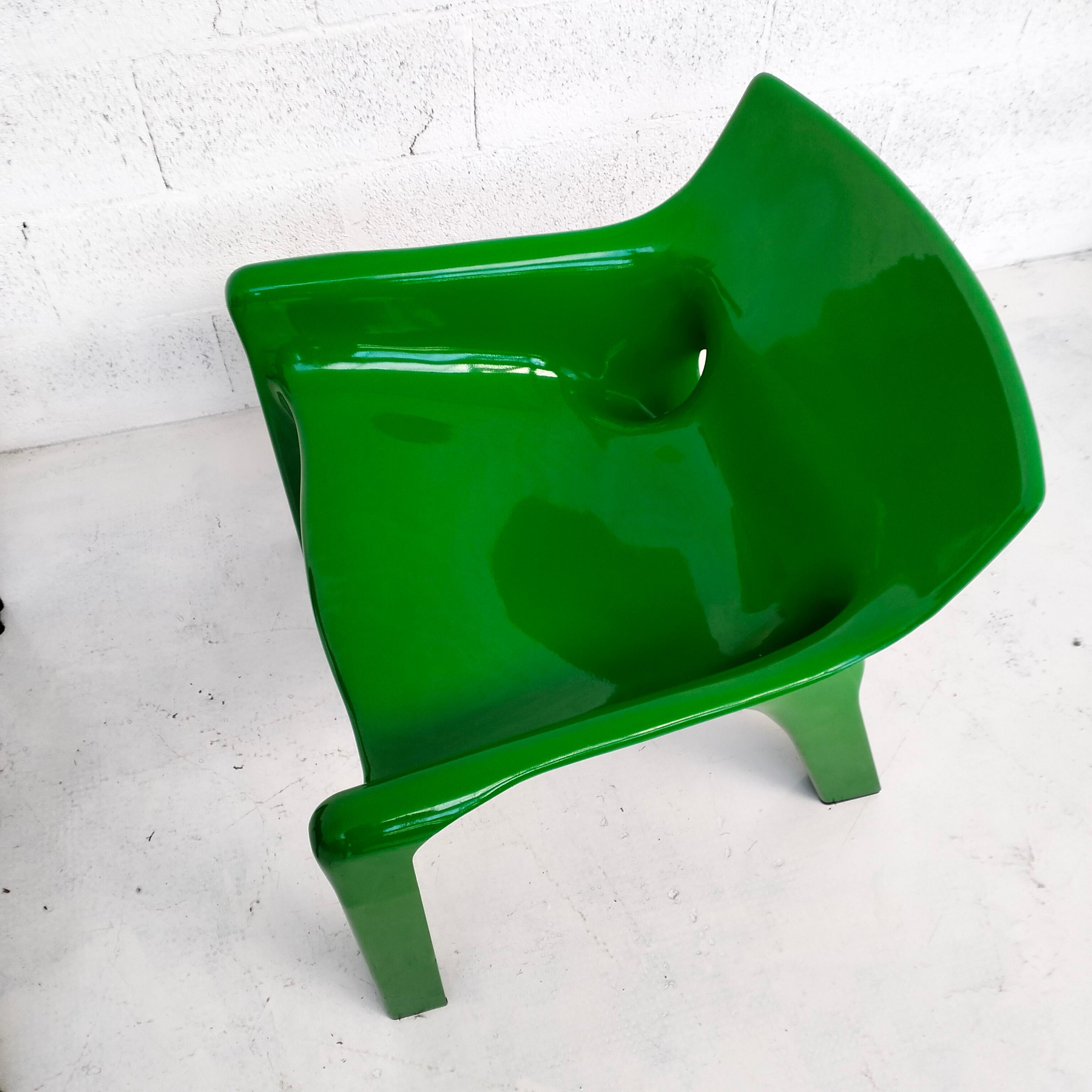 Set of 2 plastic armchairs Vicario by Vico Magistretti for Artemide  70's In Good Condition In Padova, IT
