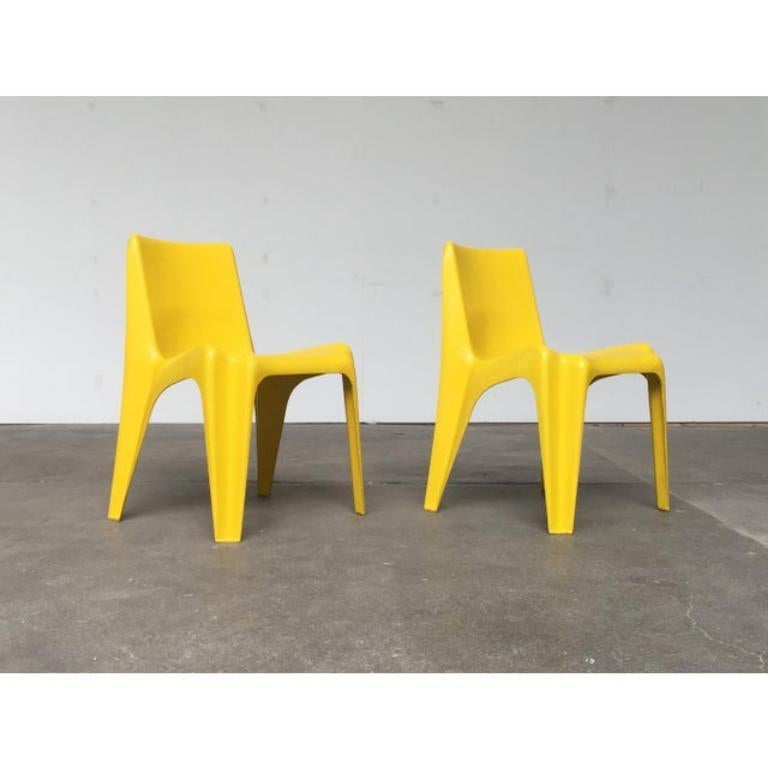 Clásicos del diseño en un color especial. 2 sillas Bätzner de Bofinger en un tono amarillo brillante. Las sillas son apilables. Esta pieza tiene una marca de atribución.

Más información:
Materiales: Plástico
Color: amarillo
Estilos: Moderno de