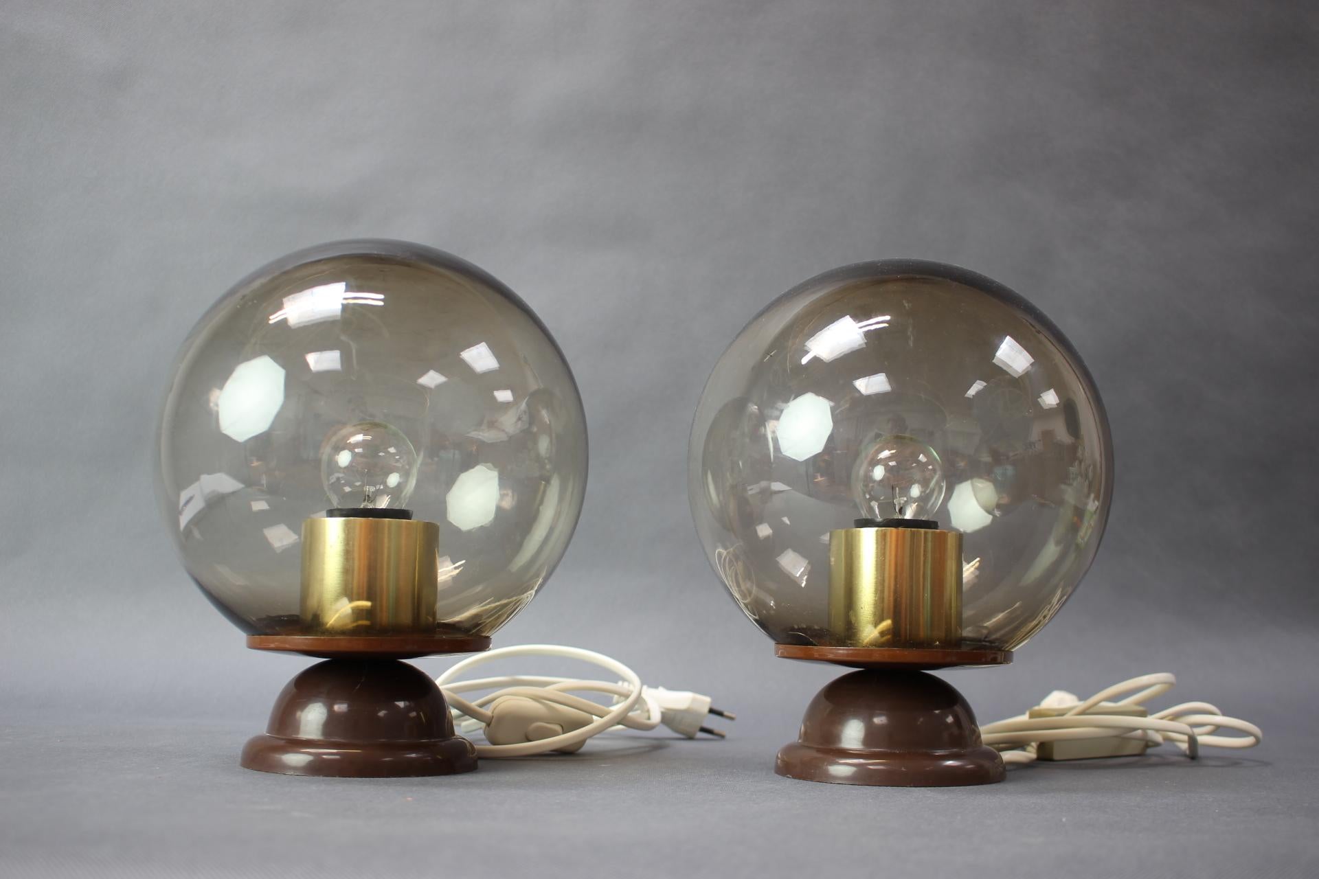 - Set di 2 lampade da tavolo in plastica, Cecoslovacchia, anni '70,
- in plastica,
- presenta segni di usura e di età (graffi, etc.),
- in buone condizioni originali,