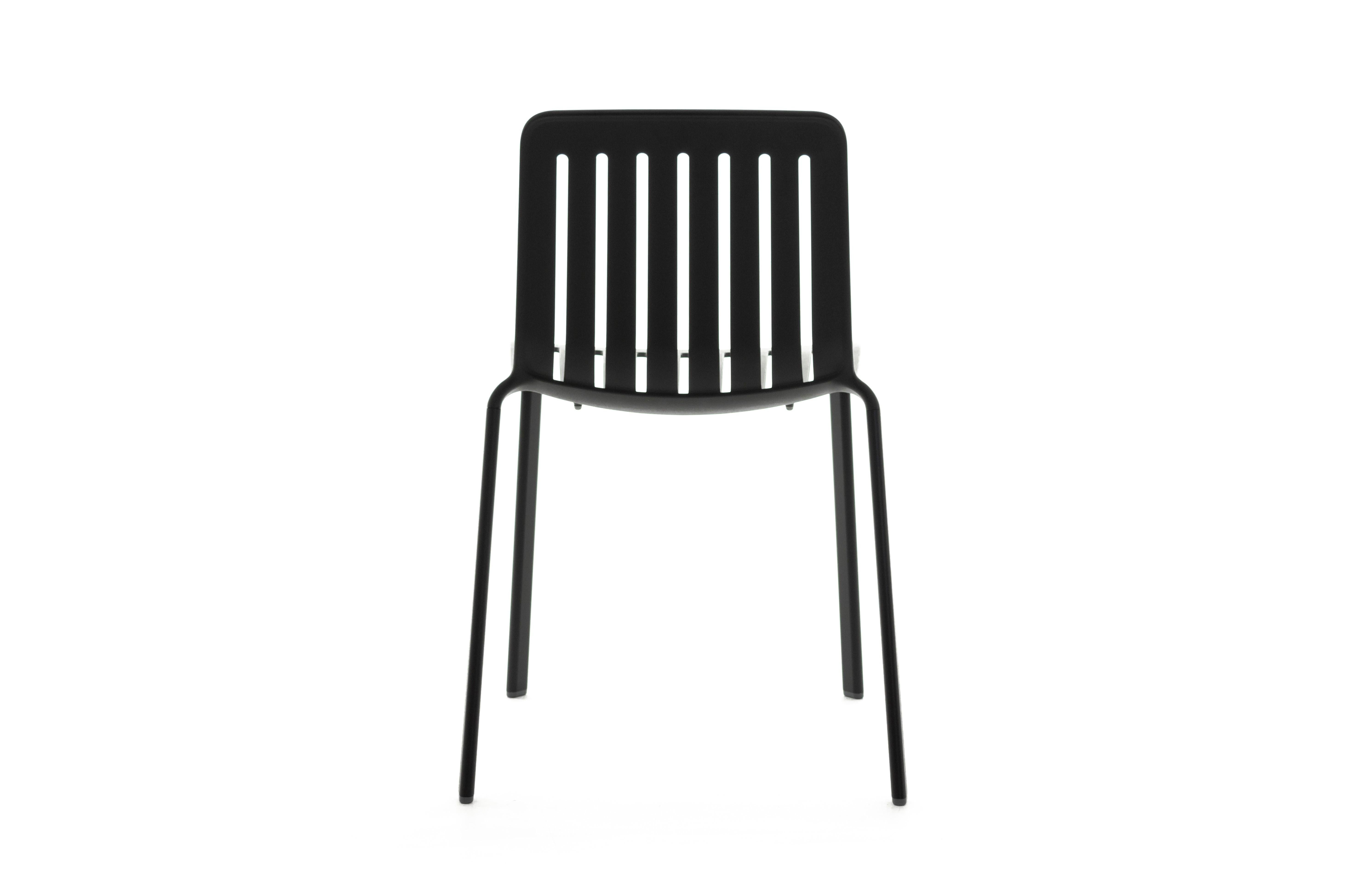 La chaise Plato conçue par Jasper Morrison est polyvalente et convient parfaitement aux espaces domestiques, professionnels et publics, à l'intérieur comme à l'extérieur. Sous-entendu et d'inspiration néoclassique, d'où son nom qui fait référence à