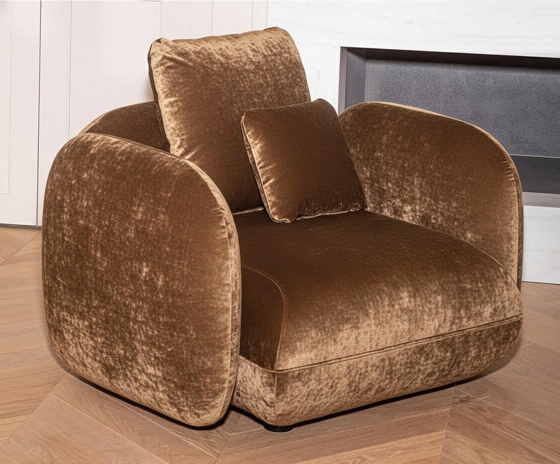 Zeitgenössischer Sessel in Übergröße aus Samt, Ciarmoli Queda Studio im Zustand „Neu“ im Angebot in NEW YORK, NY