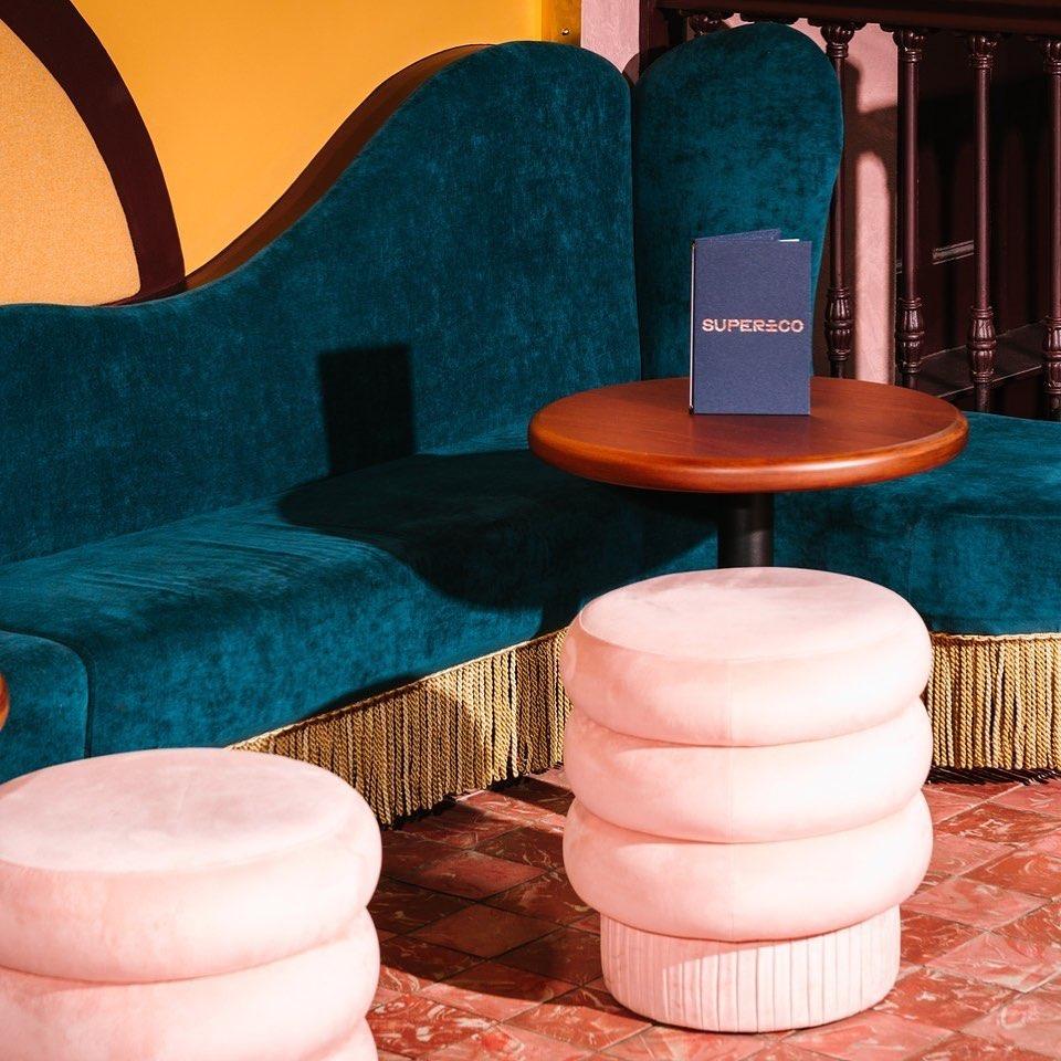 2er-Set Pompa Contemporary Skulpturale Poufs aus Samt von Houtique im Angebot 6