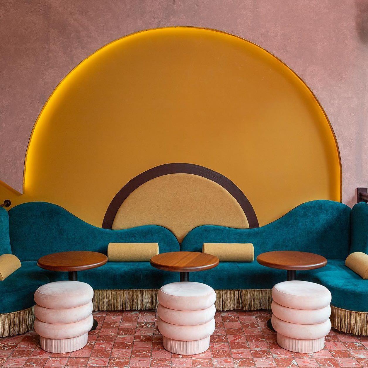 2er-Set Pompa Contemporary Skulpturale Poufs aus Samt von Houtique im Angebot 7