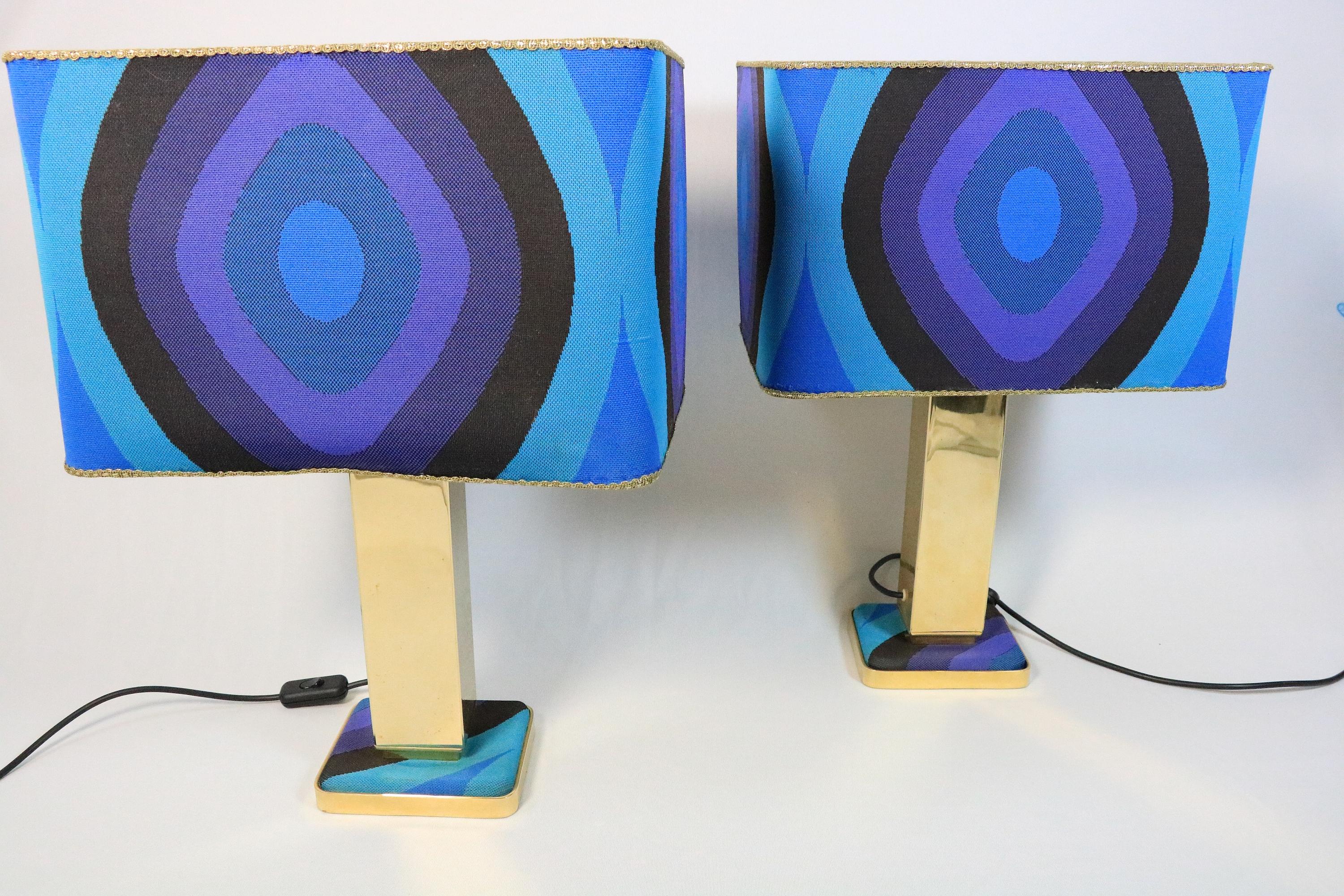 Coppia di grandi lampade da tavolo molto decorative e rare degli anni '70.

I paralumi rivestiti in tessuto ricordano fortemente gli am designs di Verner Panton.
Il produttore è sconosciuto.

Le lampade sono state parzialmente restaurate, ma