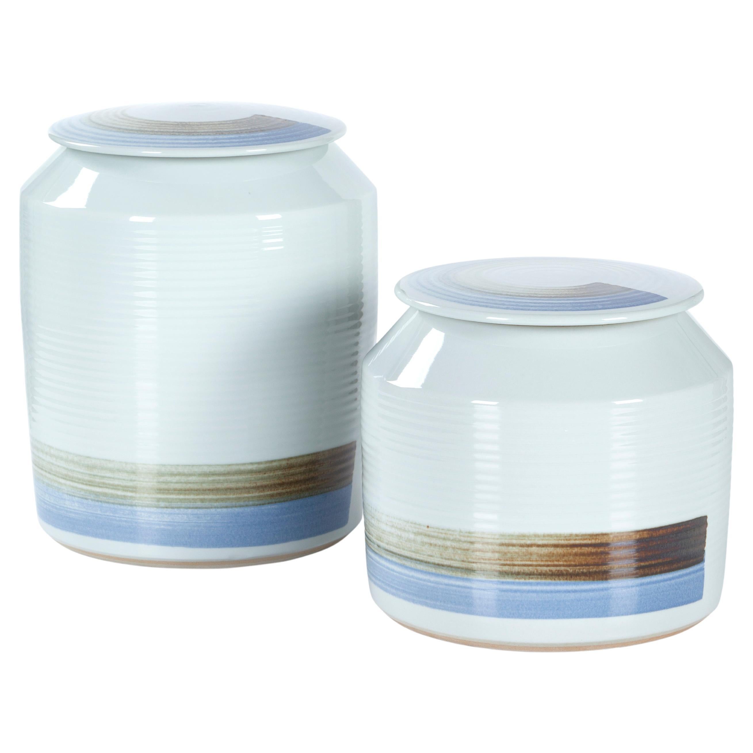 2er-Set Jin-Töpfe aus Porzellan, blau-weiß und braun, handgeformt und handbemalt im Angebot