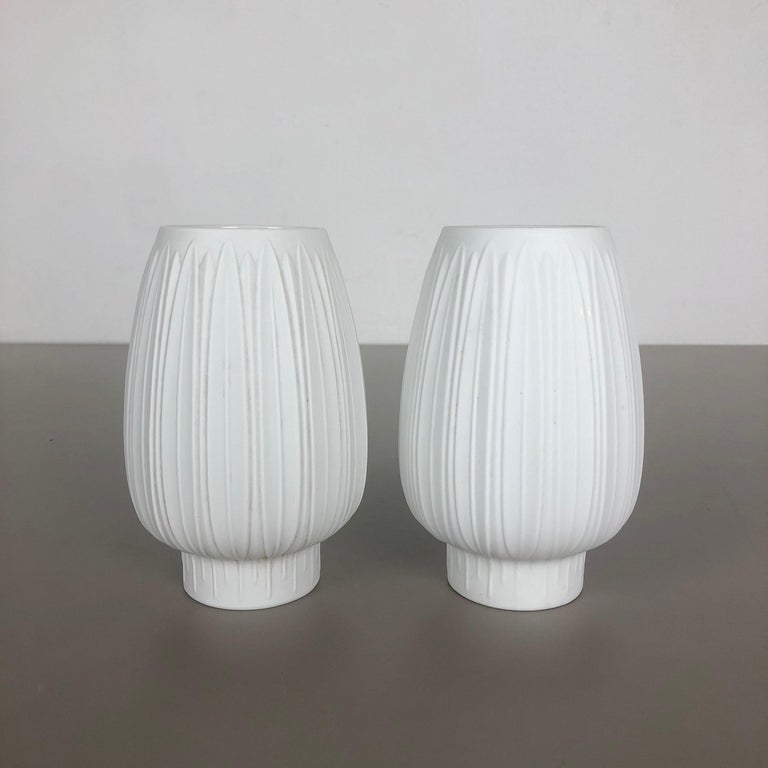 Article:

Op Art porcelain vase set of 2


Producer:

Heinrich Selb Bavaria, Germany


Decade:

1970s



   

This original vintage Op Art Vase was produced in the 1970s in Germany. it is made of porclain with an Op Art