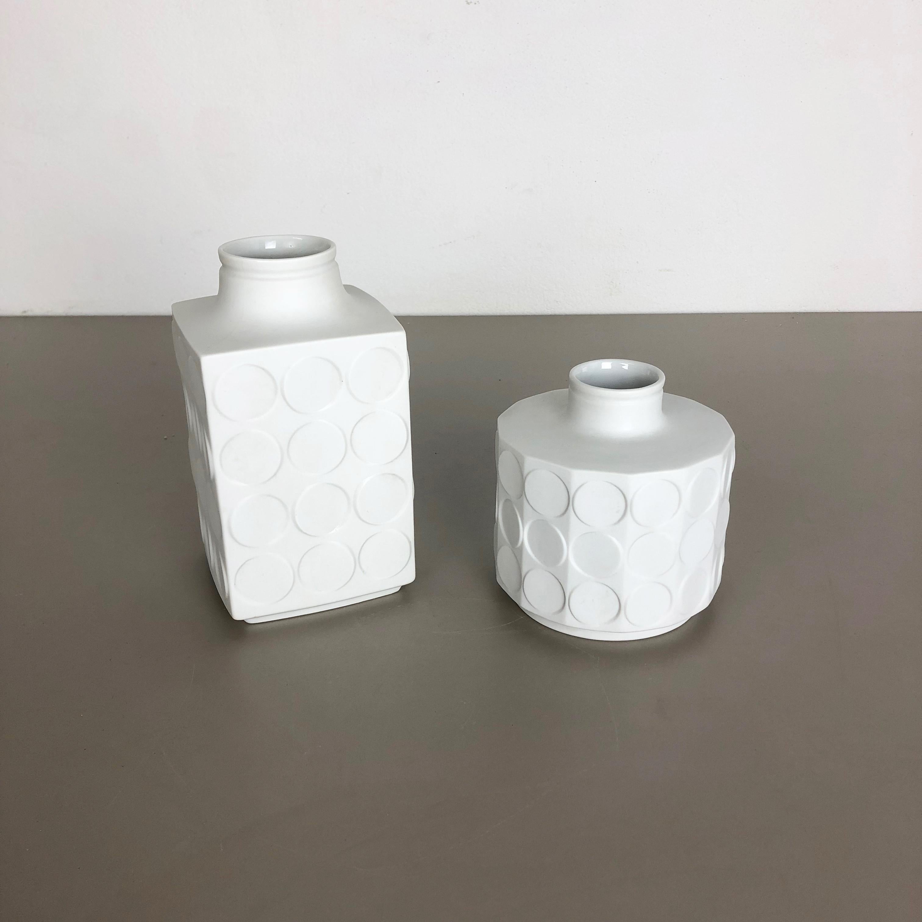 Article:

Op Art porcelain vase set of 2


Producer:

Winterling Bavaria, Germany

Decade:

1970s



 

This original vintage Op Art vase was produced in the 1970s in Germany. It is made of porcelain with an Op Art surface. The bottom is marked with