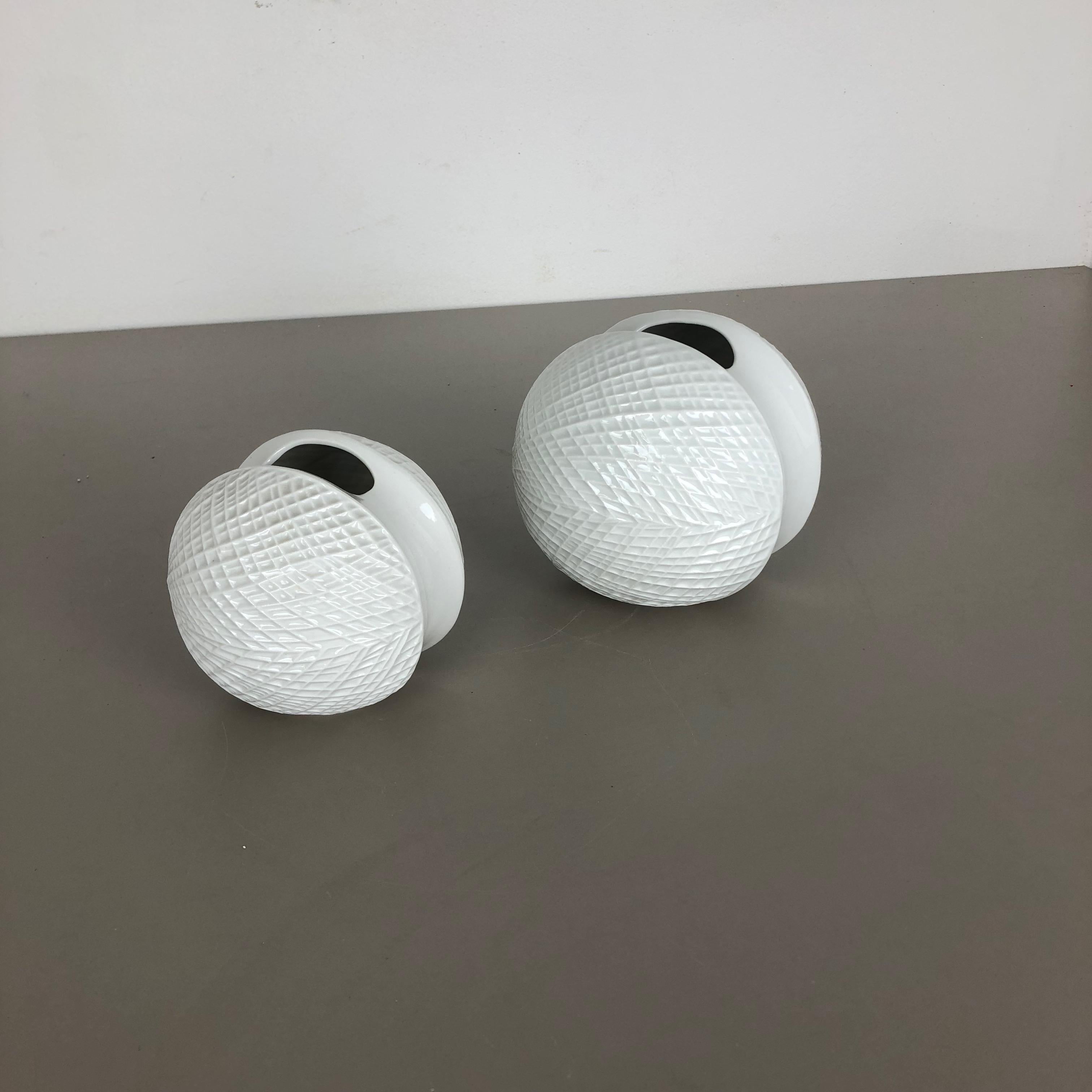 Article:

Op Art porcelain vase set of 2


Producer:

Wunsiedel Bavaria, Germany


Decade:

1970s



 

This original vintage Op Art vase was produced in the 1970s in Germany. It is made of porcelain with an Op Art surface. The