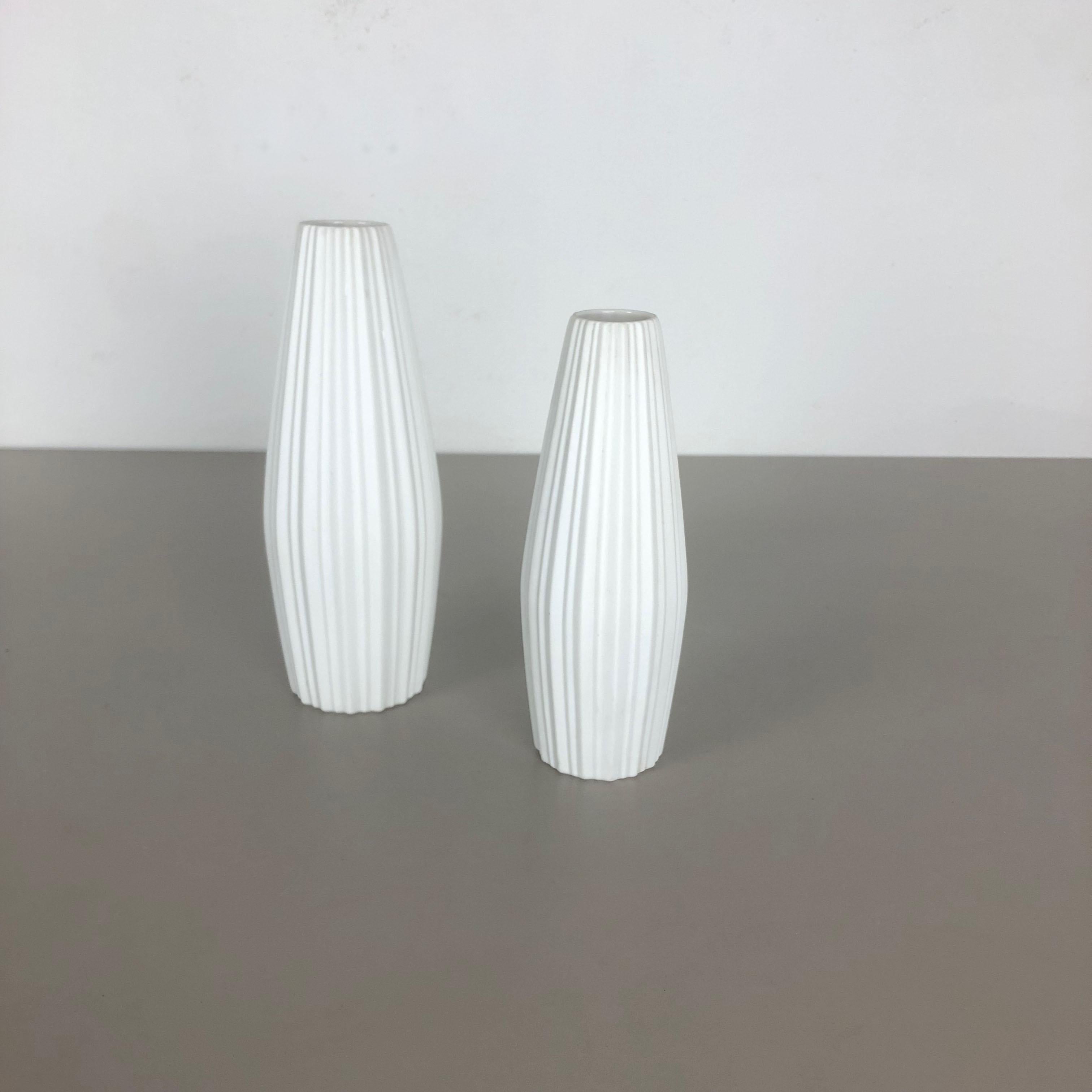 Article :

Ensemble de 2 vases en porcelaine Op Art


Producteur :

Heinrich Selb Bavière, Allemagne


Décennie :

1970s



Ce vase Op Art vintage original a été produit dans les années 1970 en Allemagne. Il est fait de porcelaine
