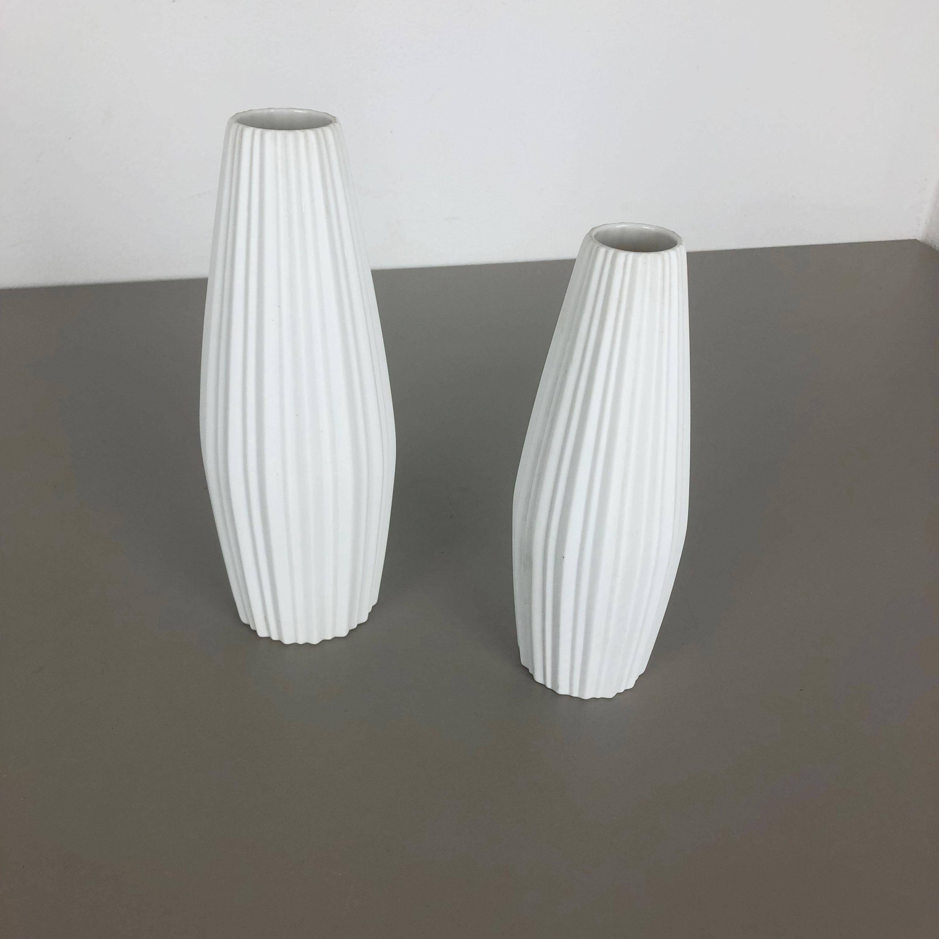 Mid-Century Modern Ensemble de 2 vases «LINES » en porcelaine d'art optique de Heinrich Selb, Allemagne, 1970 en vente