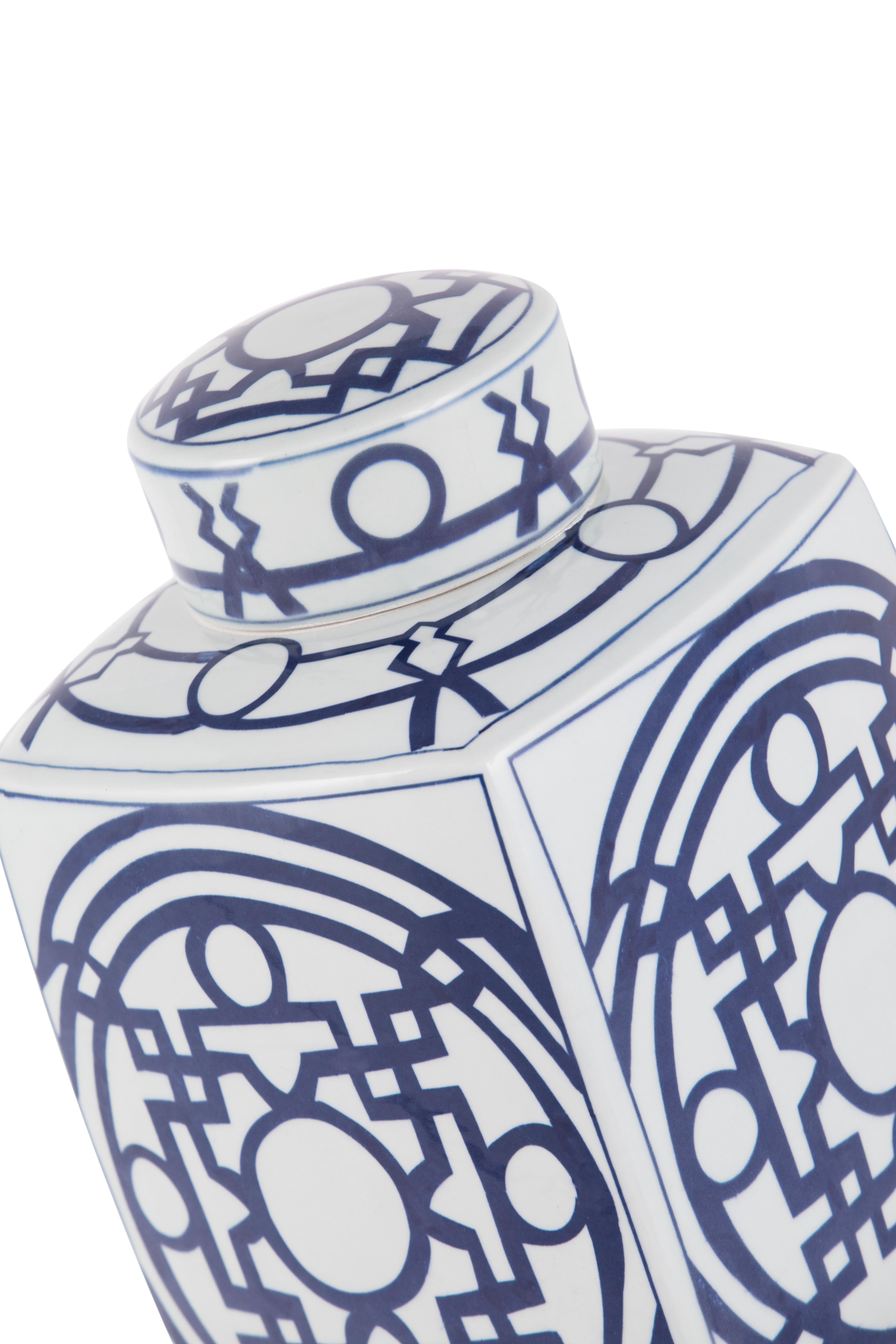 Porcelaine Ensemble de 2 pots Qing, bleus et blancs, moulés à la main et peints à la main en vente