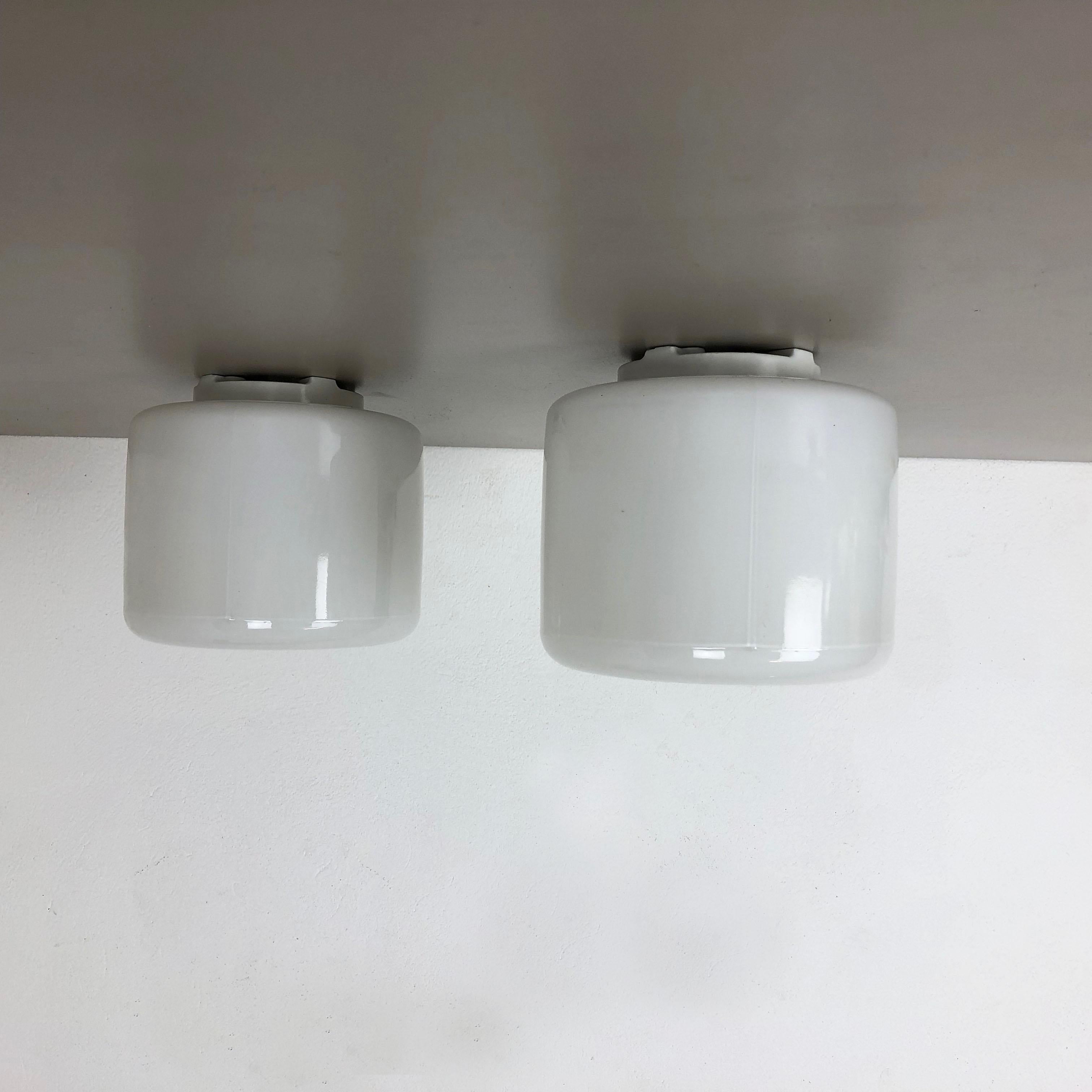 Article:

Porcelain glass wall light set of 2


Design:

Wilhelm Wagenfeld



Producer:

Lindner Gmbh, Germany



Age:

1950s


Model:

963 / WV 373



Description:

Original wall light set designed by Wilhelm Wagenfeld
