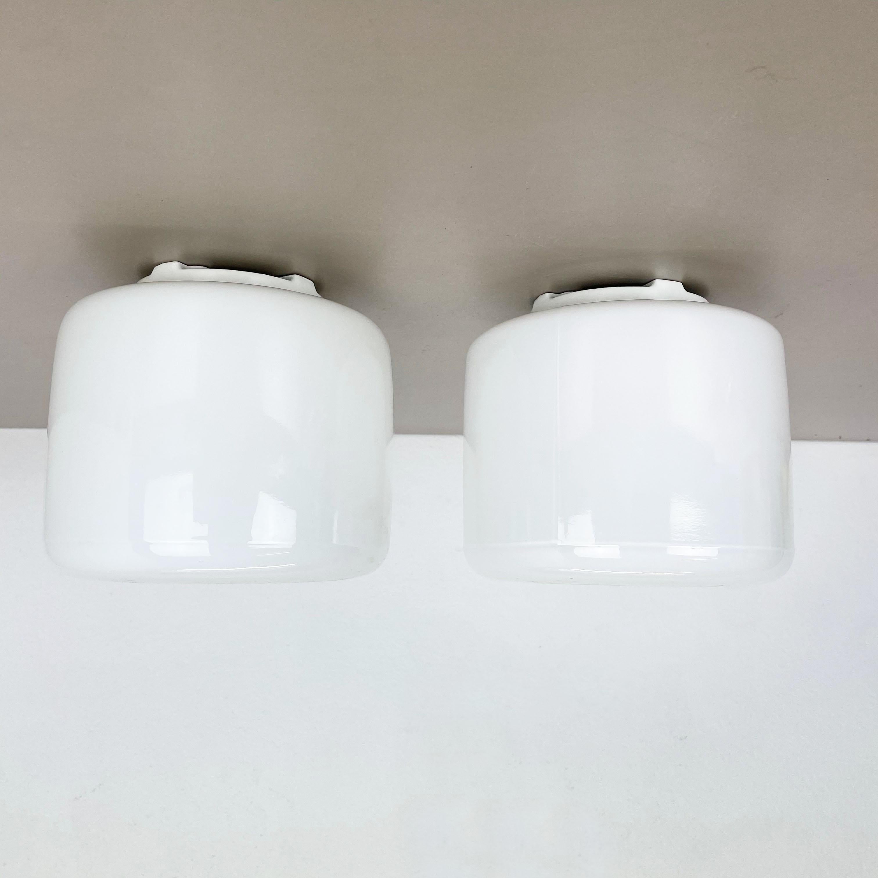 Article:

Porcelain glass wall light set of 2


Design:

Wilhelm Wagenfeld



Producer:

Lindner Gmbh, Germany



Age:

1950s


Model:

963 / WV 373





Original wall light set designed by Wilhelm Wagenfeld and