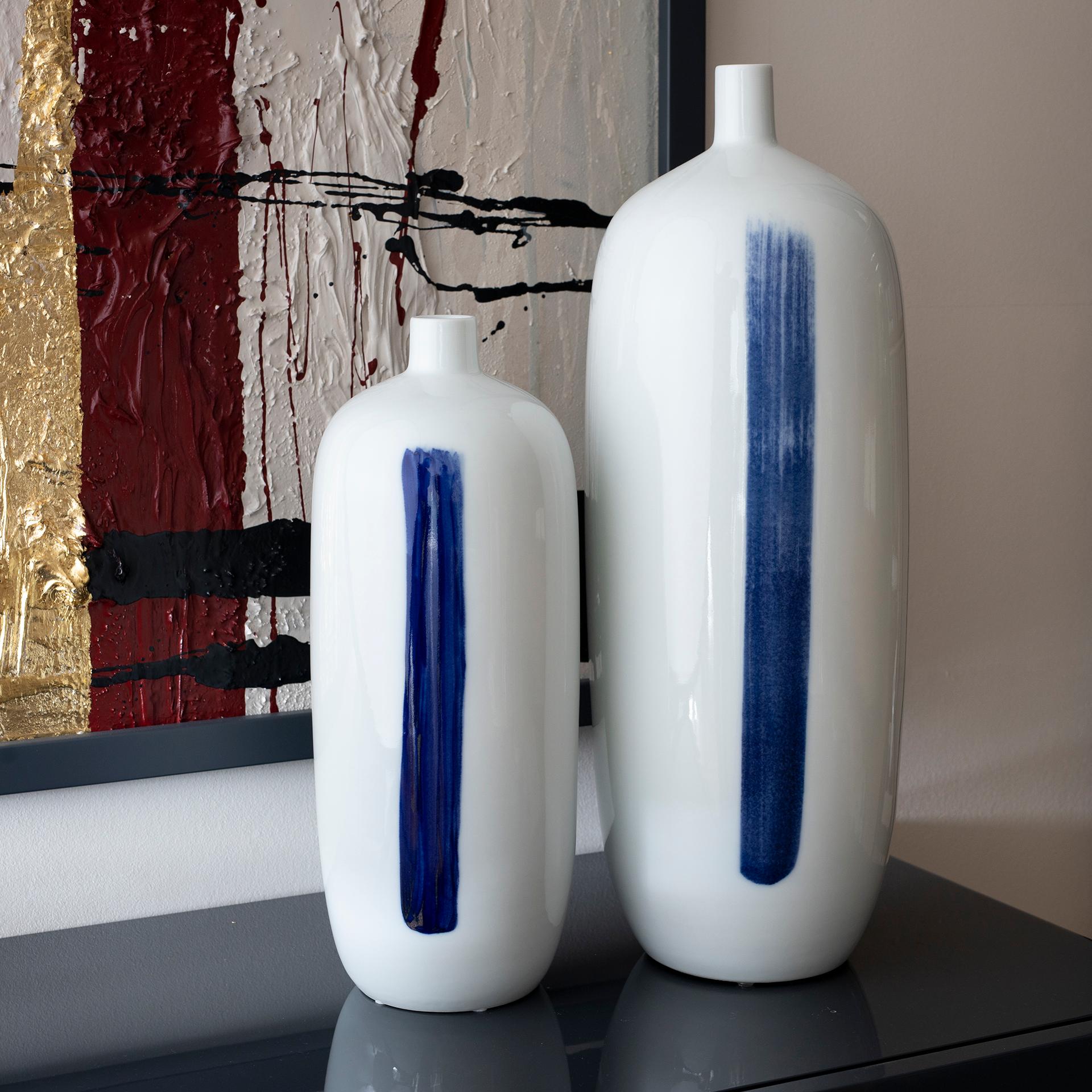 Set/2 Zong Porcelain Vases, Lusitanus Home Collection by Legend of Asia.

Real chinese porcelain waterproof vases in white and dark blue, produced by hand with traditional methods. The longtime relationship between Portugal and Macau is celebrated