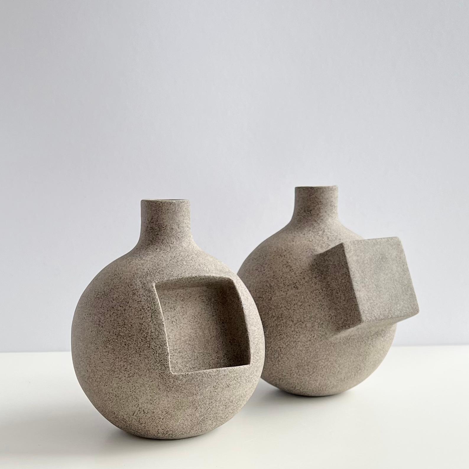Set di 2 vasi scultorei Positive Negative di Karin Amdal
Unico nel suo genere.
Dimensioni: D. 13 x L. 14 x H. 15 cm.
Materiali: Ceramica/argilla di gres.

I pezzi sono fatti a mano, unici nel loro genere, e le dimensioni possono variare leggermente.