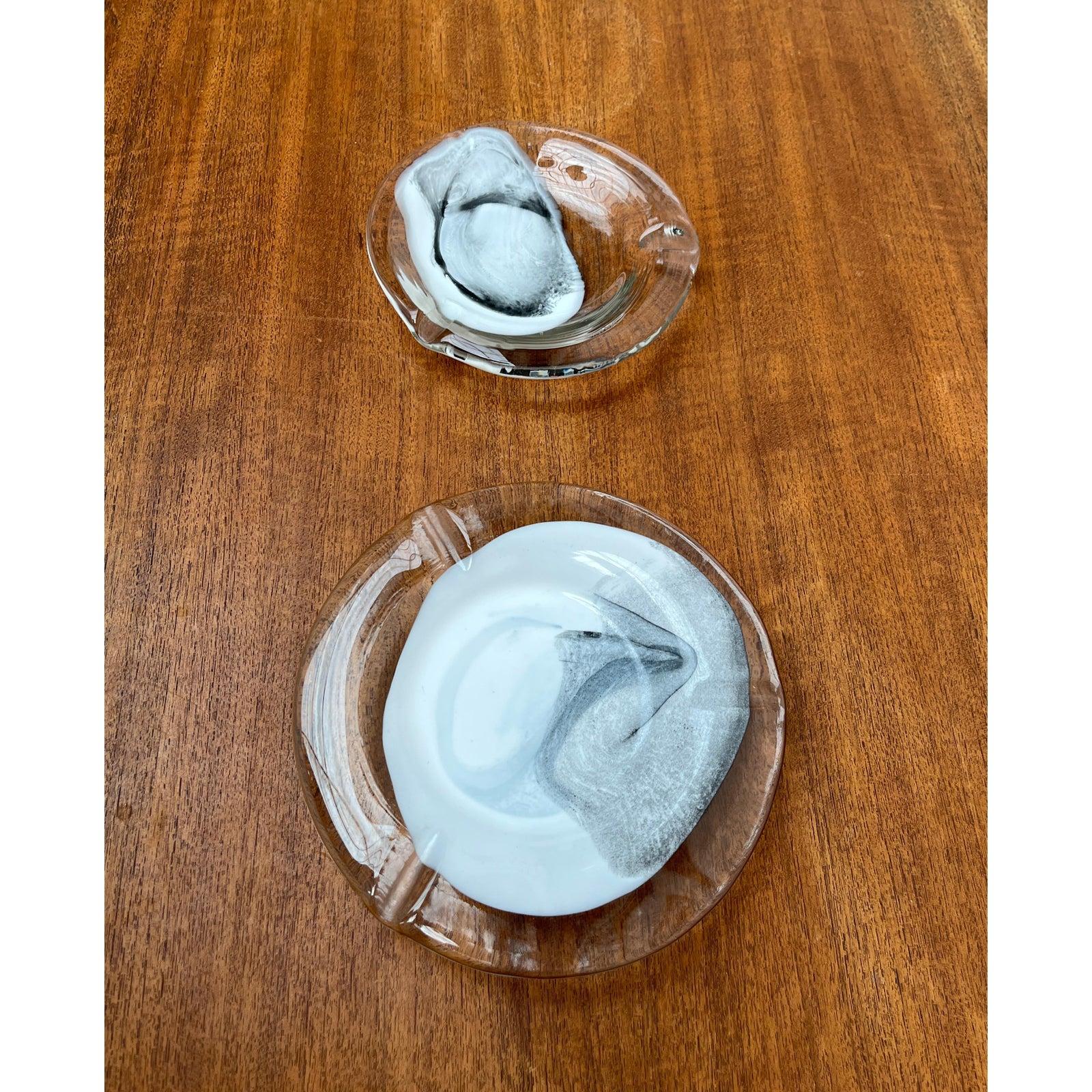 Allemand Ensemble de 2 cendriers en verre d'art postmoderne par Hans Jürgen Richartz, années 1980 en vente