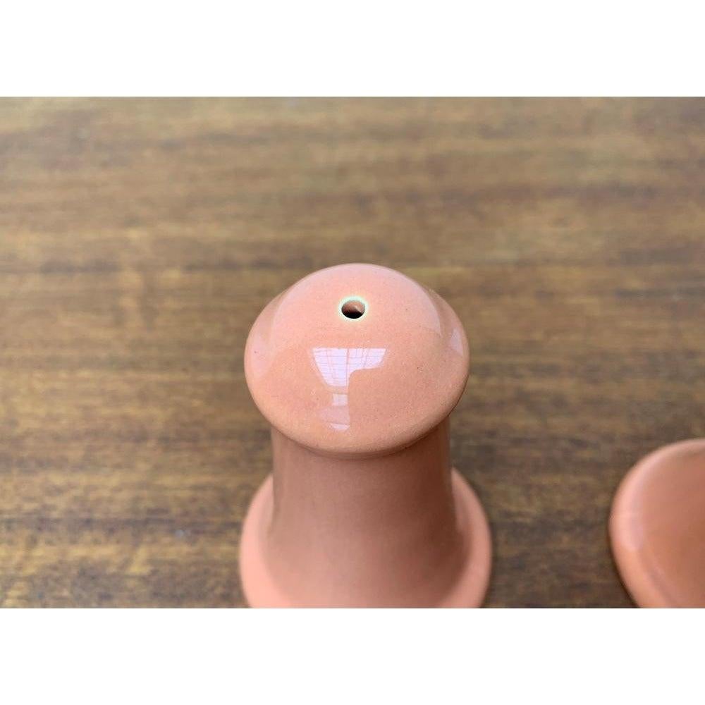 2er-Set postmoderne Salz- und Pfefferstreuer aus Keramik von Gallo Design im Angebot 3