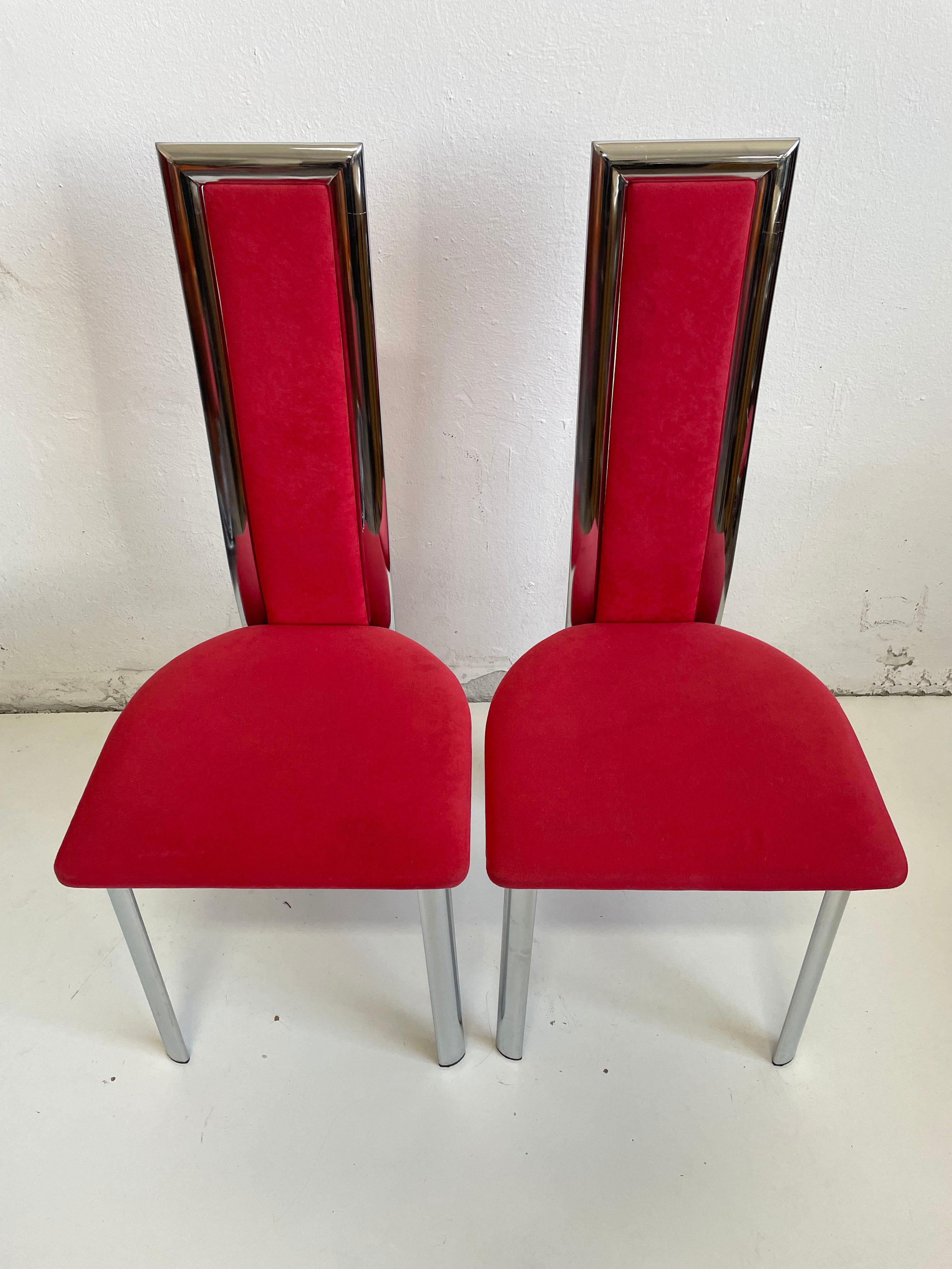 Set of 2 beautiful dining chairs produced in the 1980s

Sculptural postmodern design

Unknown designer and producer

Shiny metal frame with seats and backrests upholstered in a soft red fabric

The chairs are in a very good vintage