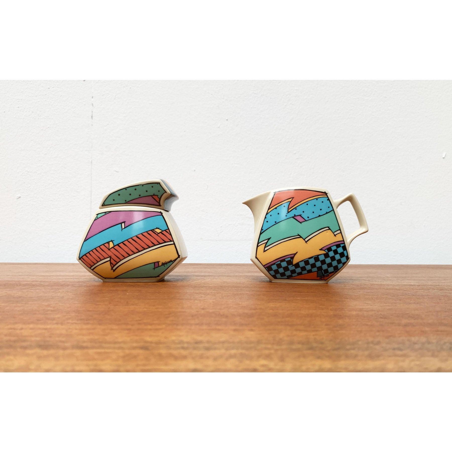 Postmoderne Flash One Serie Milch- und Zuckertopf von Dorothy Hafner für Rosenthal, 1980er Jahre, 2er Set, in sehr gutem Zustand. Entworfen 1980 bis 1989 Dieses Stück hat eine Zuordnungsmarke.

Zusätzliche Informationen:
MATERIALIEN: