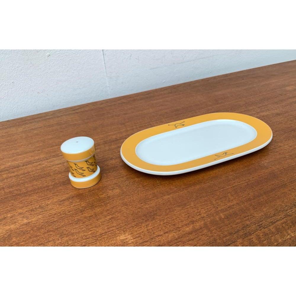 Postmodern German Flying Objects Series Plate and Pepper Shaker by David Palterer and Sieger Design for Arzberg, 1990s, Set of 2, in Very Good conditions. Designed 1990 to 1999 This piece has an attribution mark.

Additional information:
Materials: