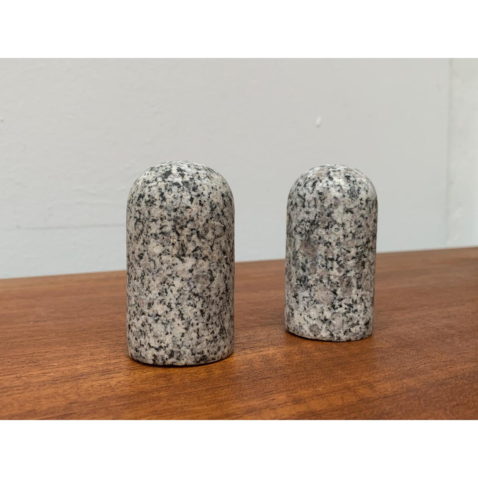 2er-Set postmoderner Pfeffer- und Salzstreuer aus Granitgestein im Angebot 6