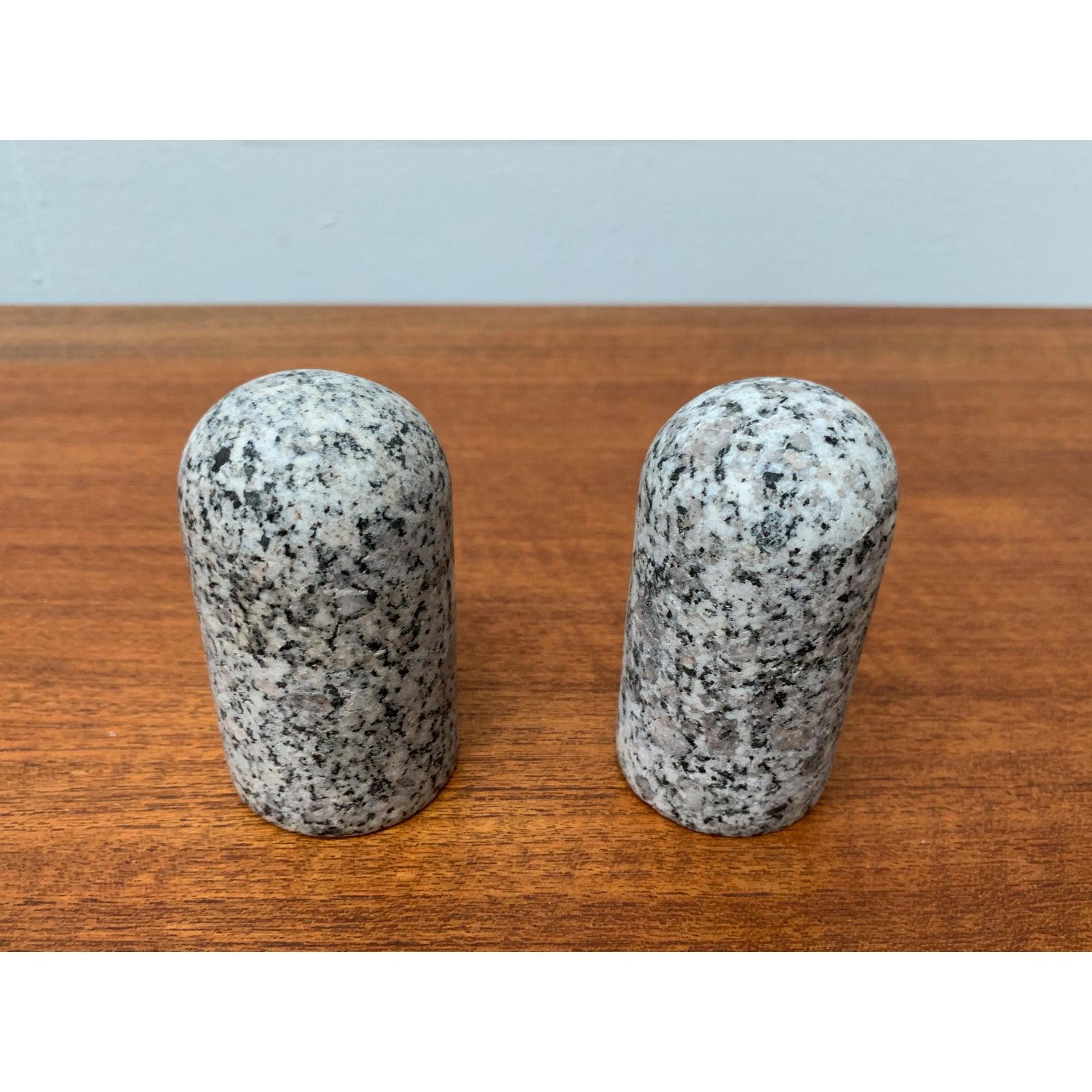 2er-Set postmoderner Pfeffer- und Salzstreuer aus Granitgestein (Postmoderne) im Angebot