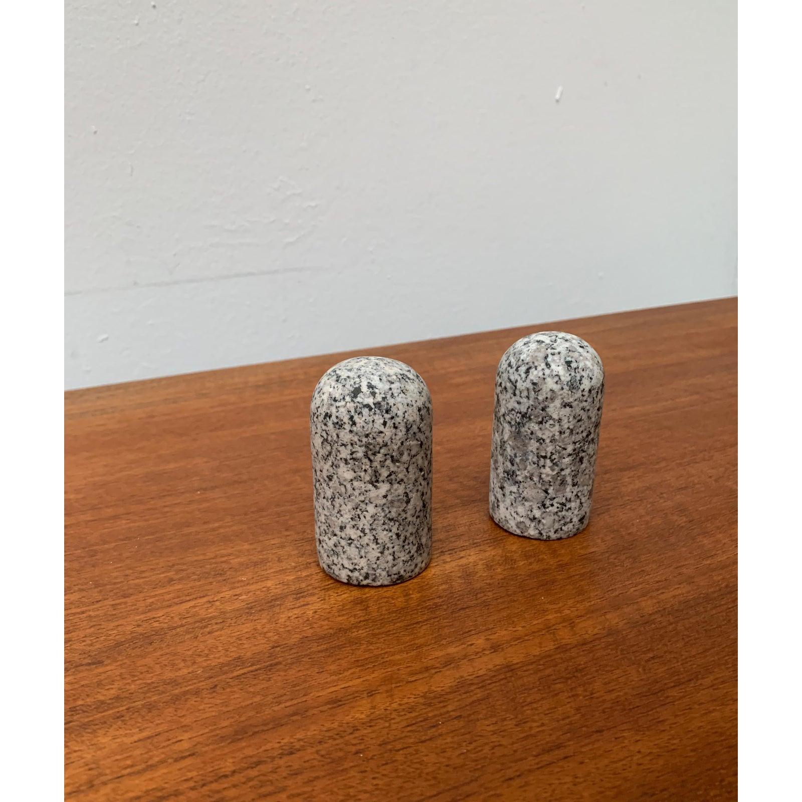 2er-Set postmoderner Pfeffer- und Salzstreuer aus Granitgestein im Angebot 1