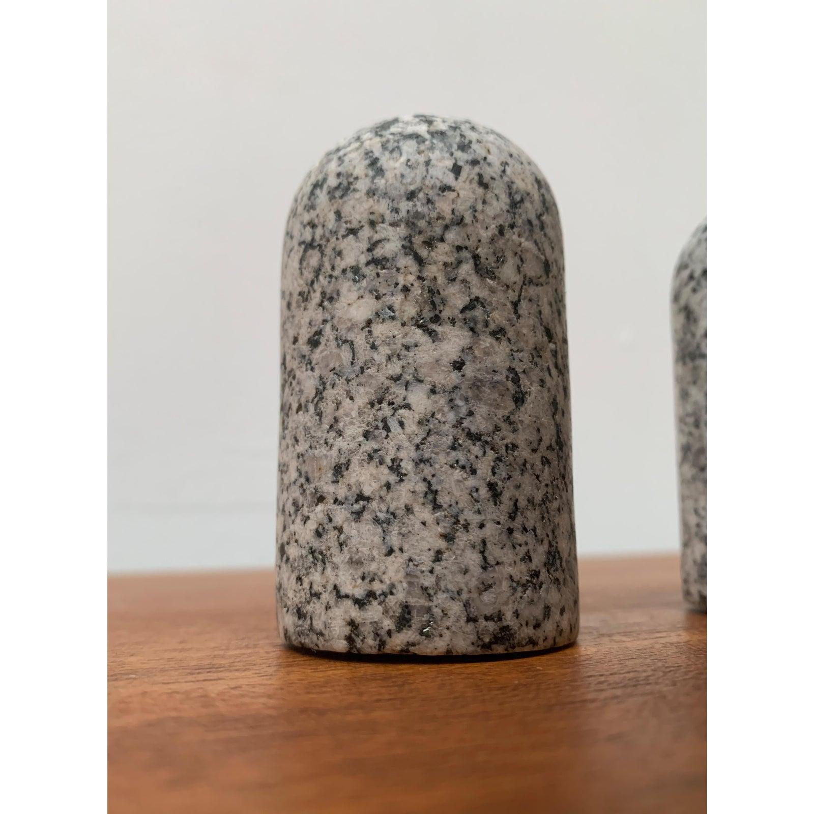 2er-Set postmoderner Pfeffer- und Salzstreuer aus Granitgestein im Angebot 4