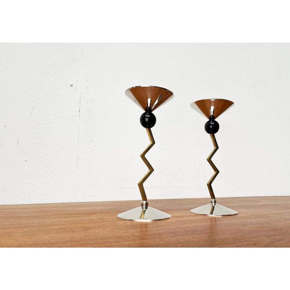 Portacandele italiani postmoderni in metallo, anni '80, set di 2, in ottime condizioni. Progettato dal 1980 al 1989.

Informazioni aggiuntive:
Materiali: Metallo, Wood
Colore: nero
Paese di origine: Italia
Tipo di articolo: Vintage, Antico o