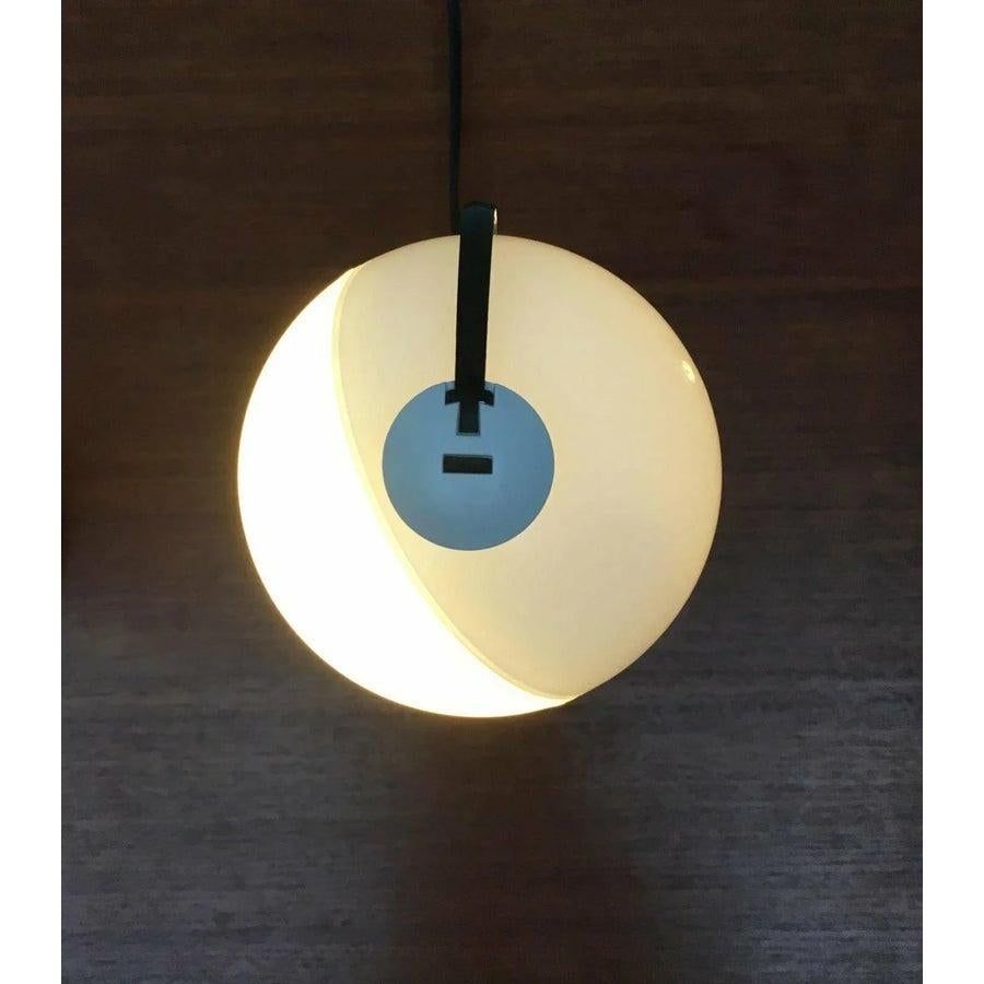 Lámparas de mesa del fabricante italiano Artemide basadas en un diseño de Silvia Capponi de principios de los 90.

Un diseño lúdico en el lenguaje formal de la posmodernidad tardía. La particularidad reside en la cabeza de la lámpara. Una bola que
